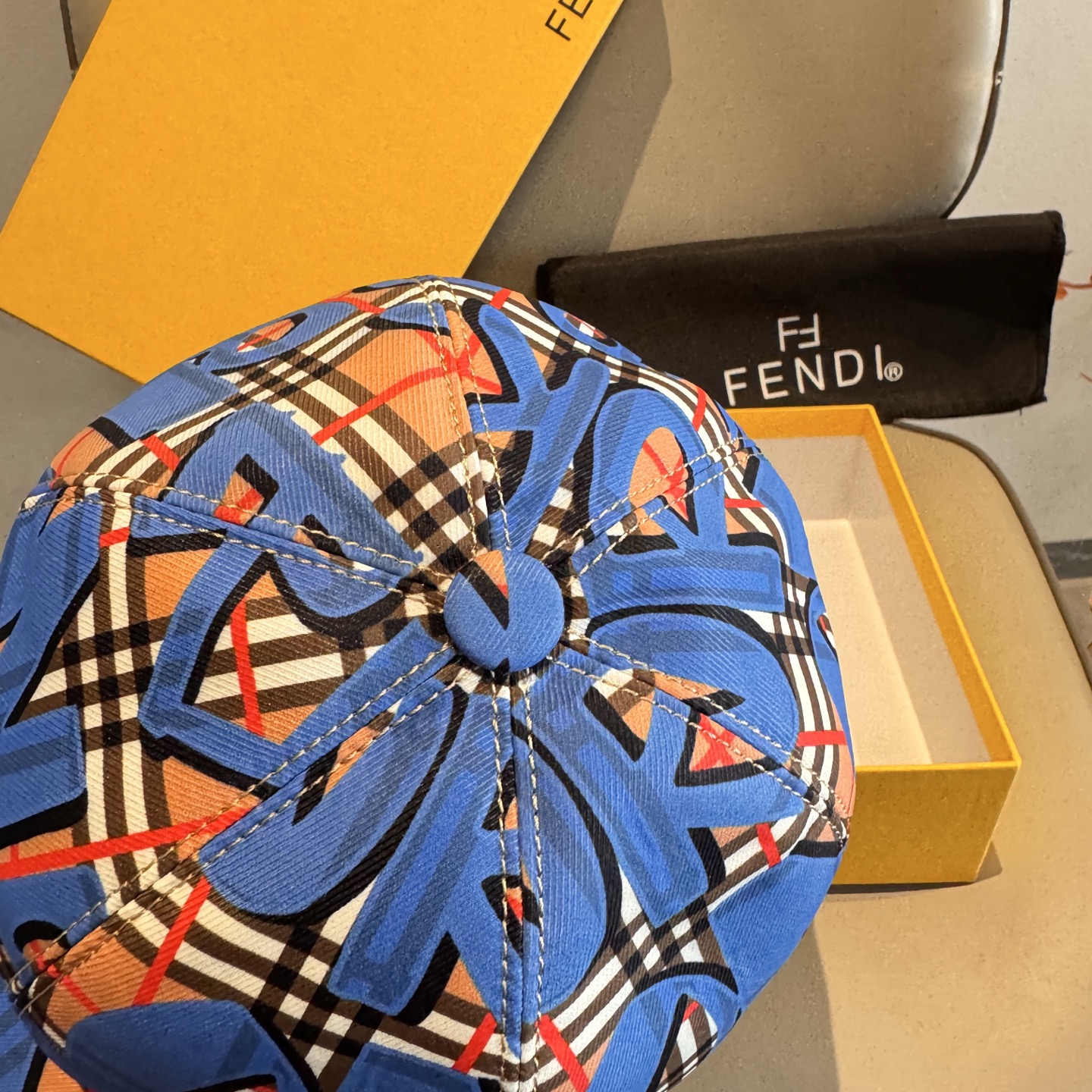 Burberry 配盒子布袋 Burberry（巴宝莉）最新款涂鸦棒球帽 开模订制 印花面料