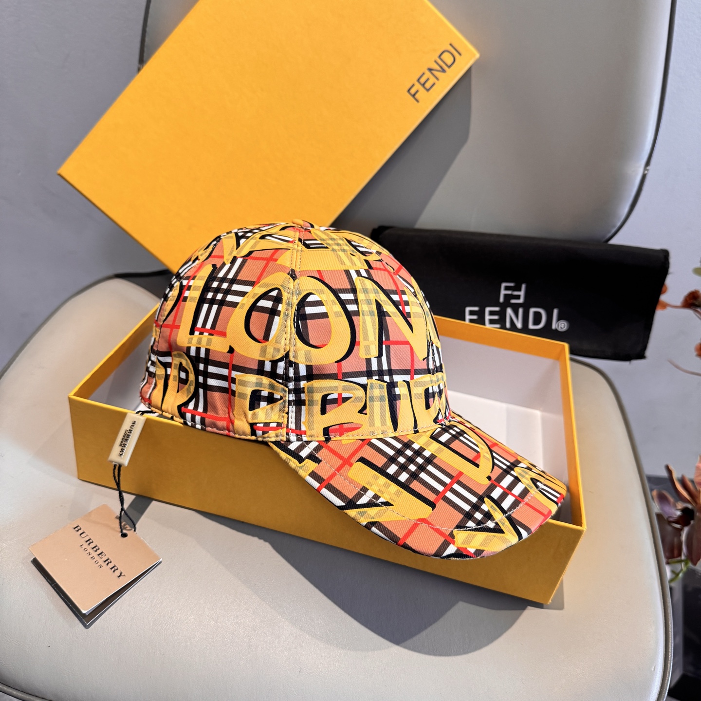 Burberry 配盒子布袋 Burberry（巴宝莉）最新款涂鸦棒球帽 开模订制 印花面料