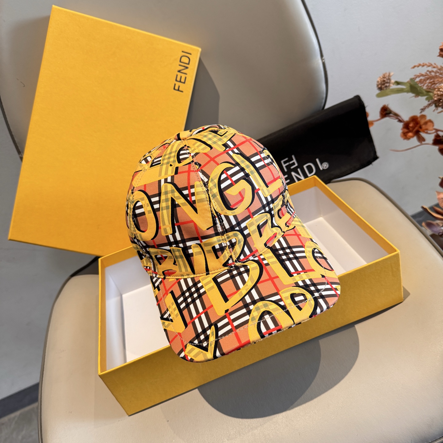 Burberry 配盒子布袋 Burberry（巴宝莉）最新款涂鸦棒球帽 开模订制 印花面料