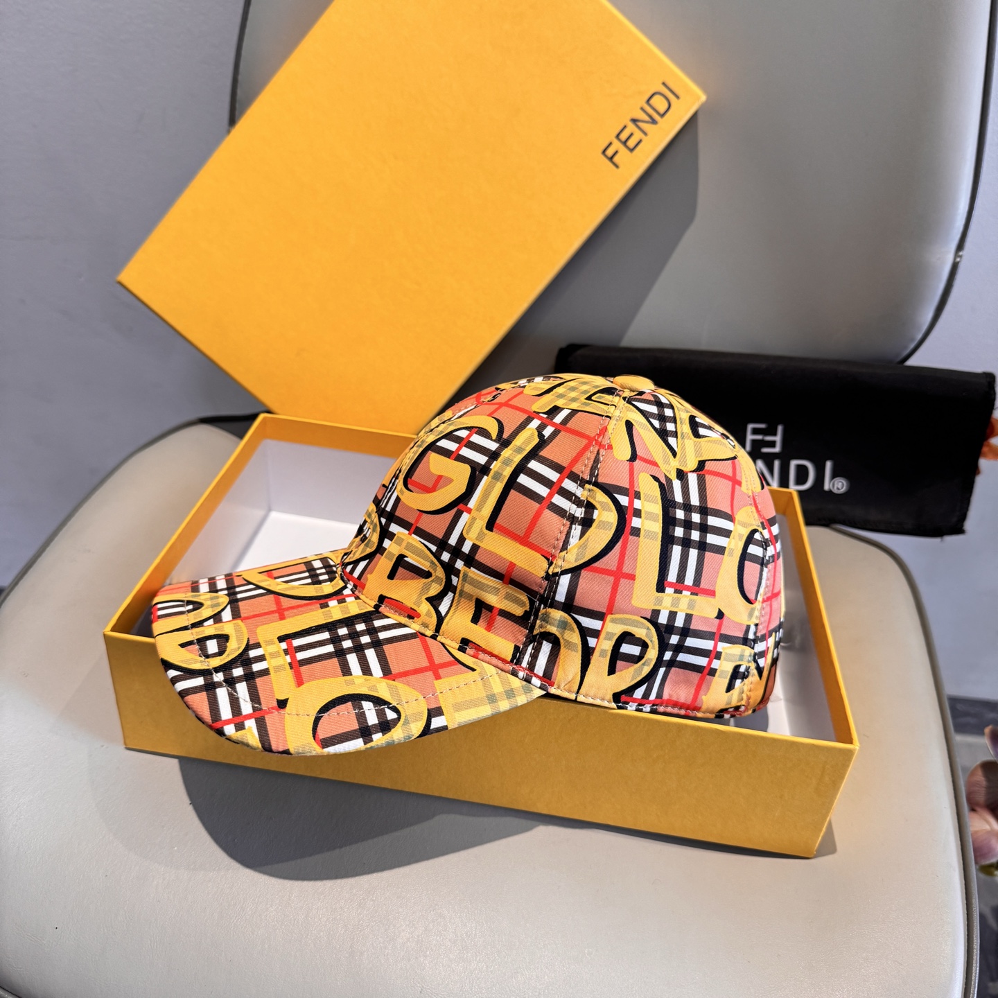 Burberry 配盒子布袋 Burberry（巴宝莉）最新款涂鸦棒球帽 开模订制 印花面料