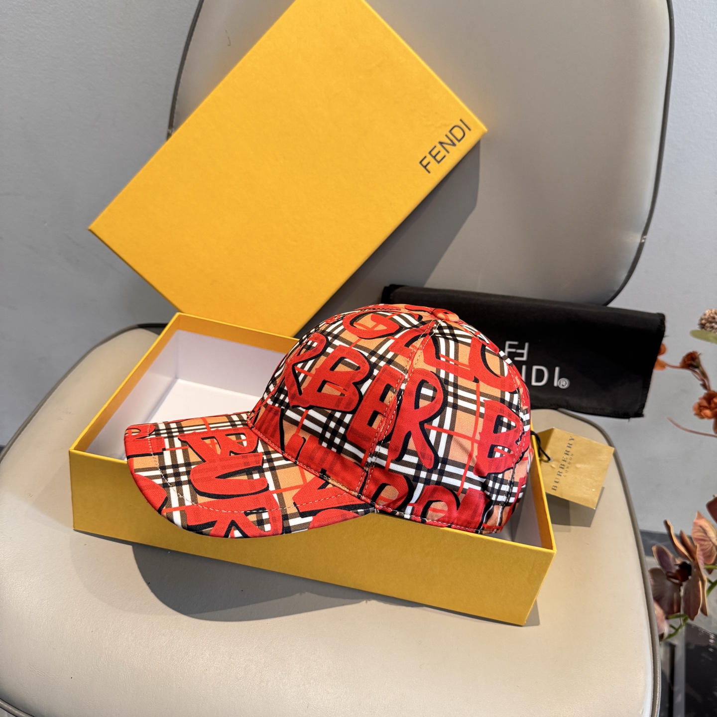 Burberry 配盒子布袋 Burberry（巴宝莉）最新款涂鸦棒球帽 开模订制 印花面料