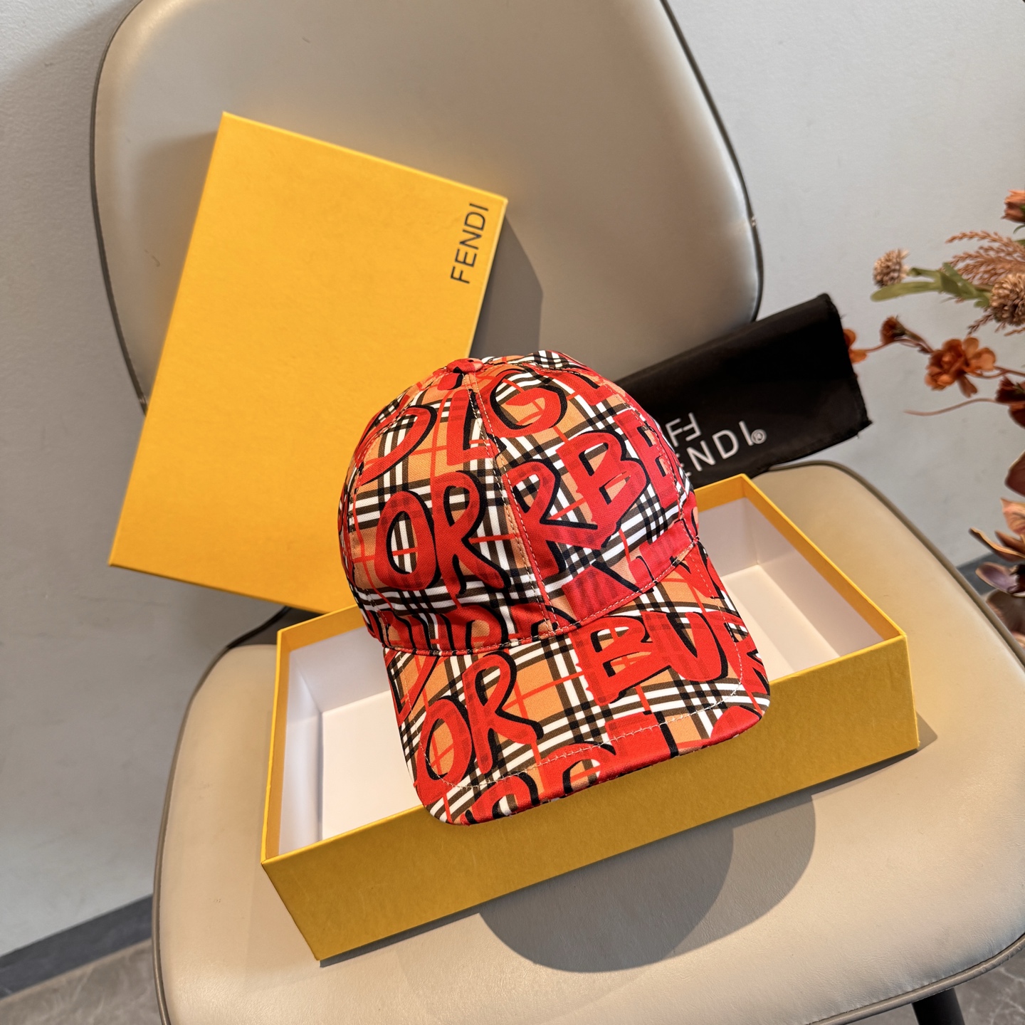 NO:755700,Batch comes with box bag, Burberry's latest graffiti baseball cap, authentic mold-making and custom-made, original printed fabric, meticulous workmanship, original factory quality, exclusive physical photography, fast hands!  Hats, straw hats, bucket hats, baseball caps, hats, burberry, burberry, espadrilles, hats19860909批 配盒子布袋,Burberry（巴宝莉）最新款涂鸦棒球帽,正品开模订制,原版印花面料,做工细致无瑕,原厂品质,独家实物拍摄,拼手速哦！帽子草帽渔夫帽棒球帽,帽子,burberry,burberry,espadrilles,hats,hat