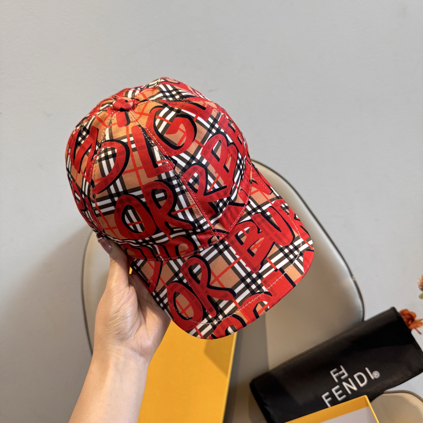 Burberry 配盒子布袋 Burberry（巴宝莉）最新款涂鸦棒球帽 开模订制 印花面料