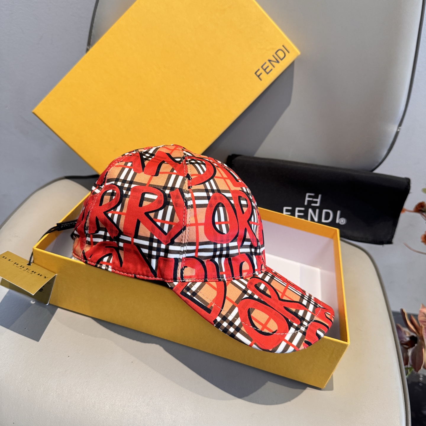 Burberry 配盒子布袋 Burberry（巴宝莉）最新款涂鸦棒球帽 开模订制 印花面料