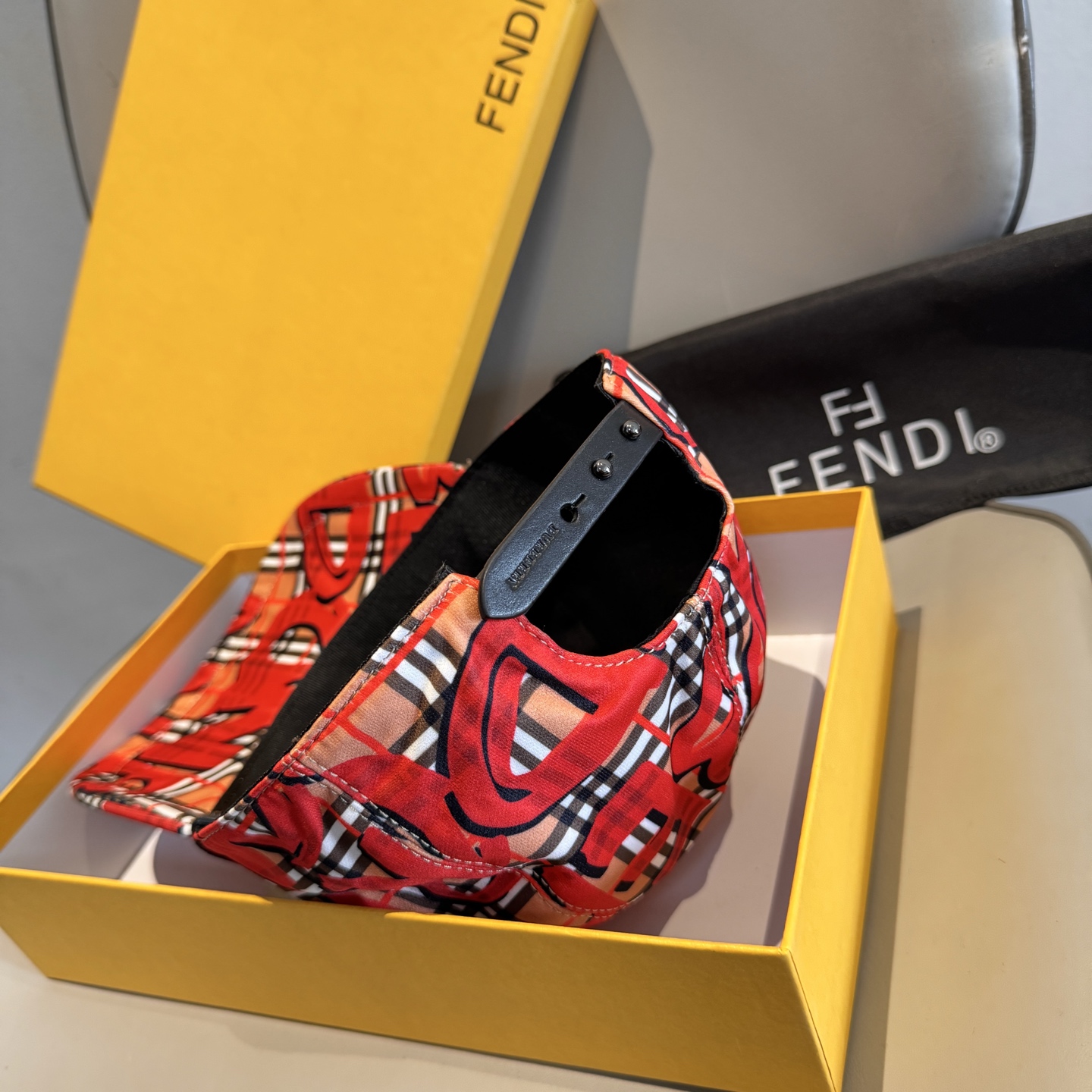 Burberry 配盒子布袋 Burberry（巴宝莉）最新款涂鸦棒球帽 开模订制 印花面料
