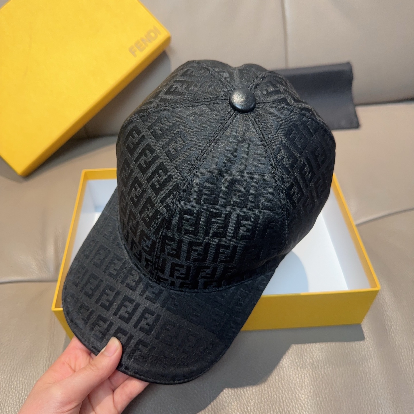 Fendi 配盒子布袋 Fendi（芬迪）新款 棒球帽 双F提花 常年 款 口碑极佳 1:1开模订制