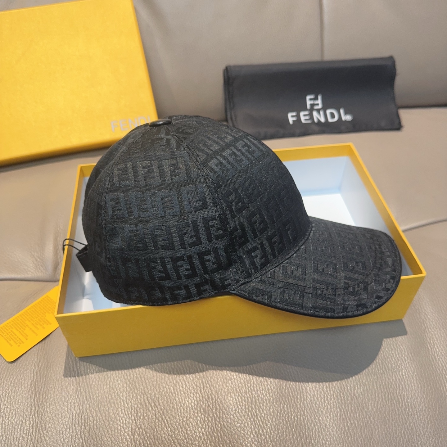 Fendi 配盒子布袋 Fendi（芬迪）新款 棒球帽 双F提花 常年 款 口碑极佳 1:1开模订制