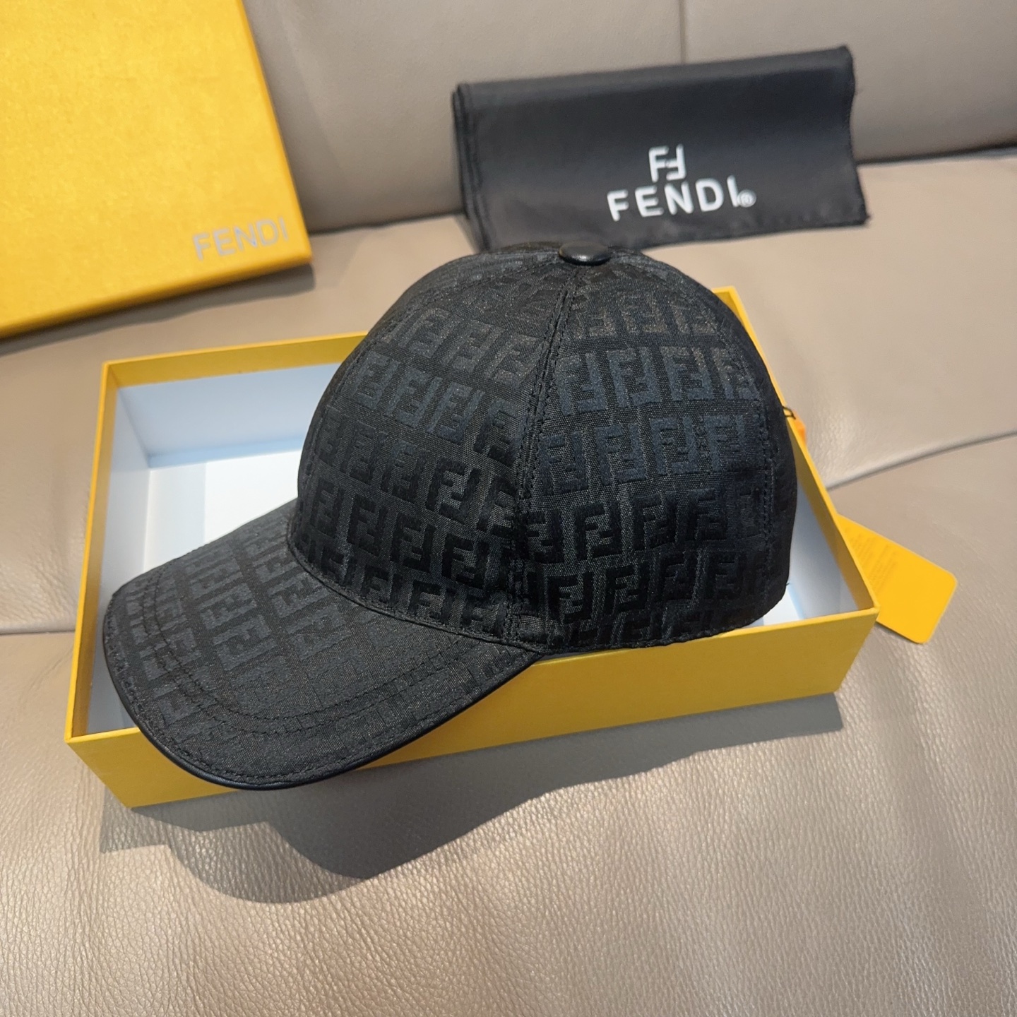 Fendi 配盒子布袋 Fendi（芬迪）新款 棒球帽 双F提花 常年 款 口碑极佳 1:1开模订制