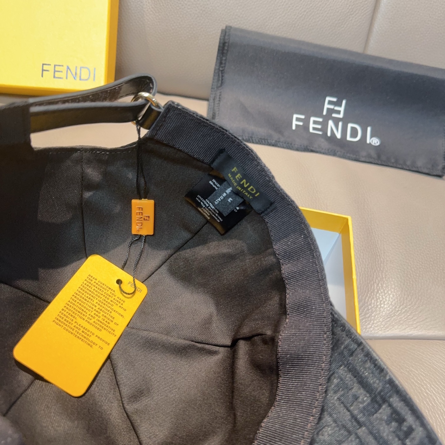 Fendi 配盒子布袋 Fendi（芬迪）新款 棒球帽 双F提花 常年 款 口碑极佳 1:1开模订制