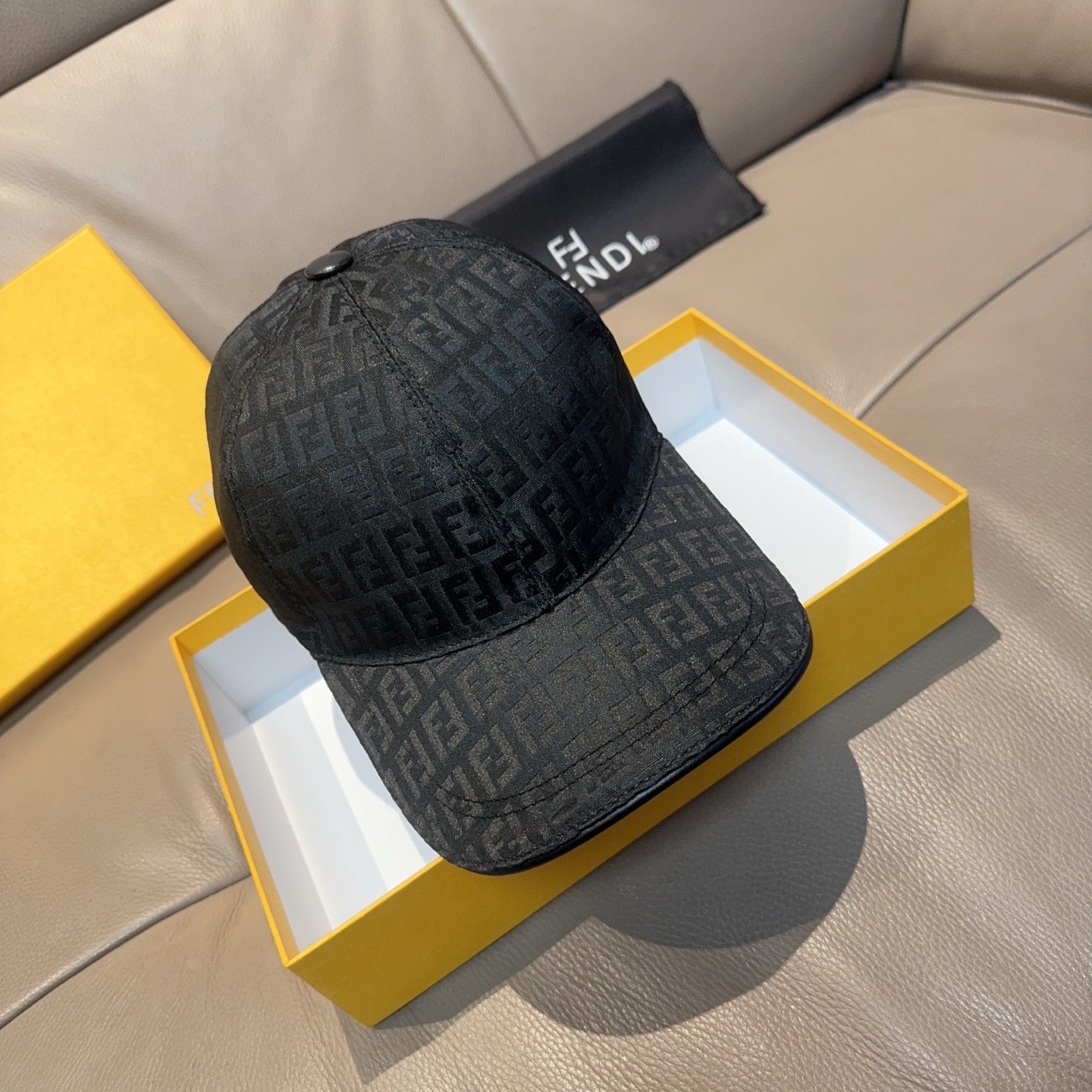 Fendi 配盒子布袋 Fendi（芬迪）新款 棒球帽 双F提花 常年 款 口碑极佳 1:1开模订制