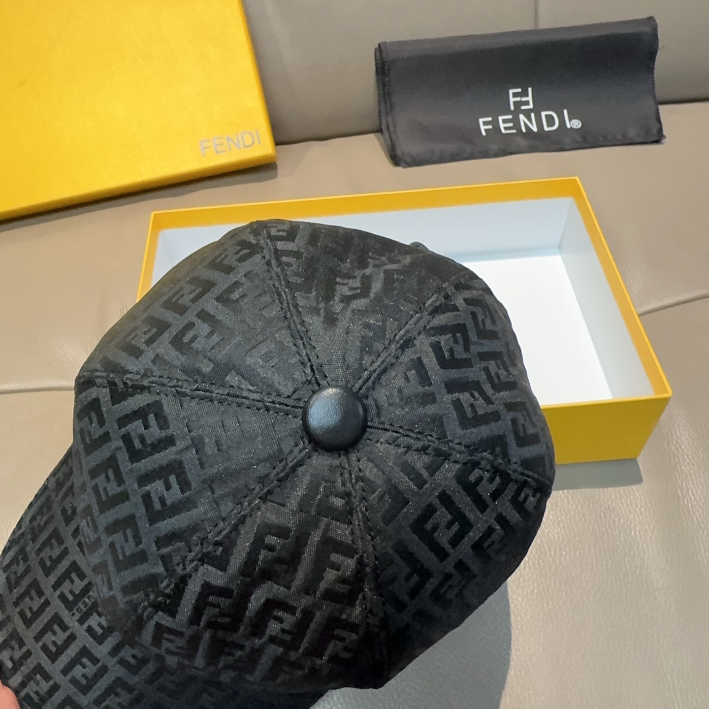 Fendi 配盒子布袋 Fendi（芬迪）新款 棒球帽 双F提花 常年 款 口碑极佳 1:1开模订制