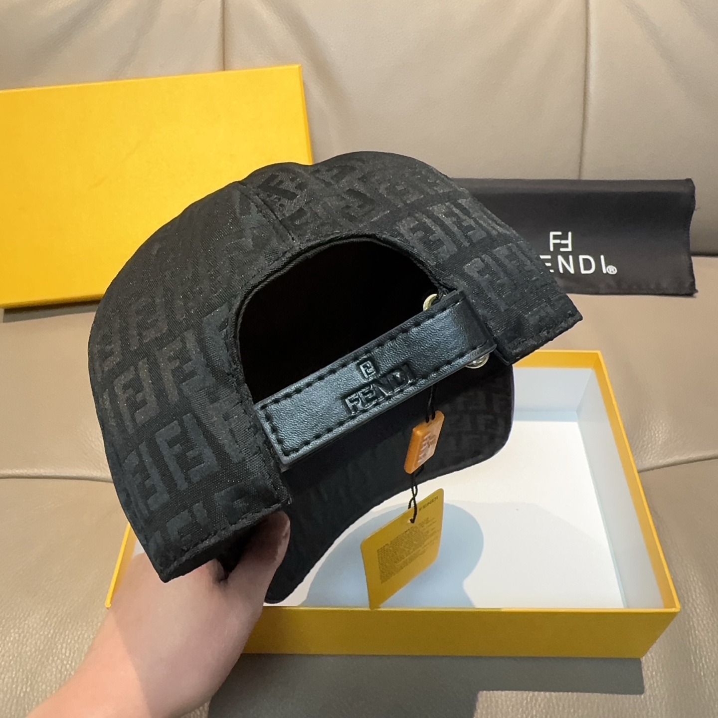 Fendi 配盒子布袋 Fendi（芬迪）新款 棒球帽 双F提花 常年 款 口碑极佳 1:1开模订制