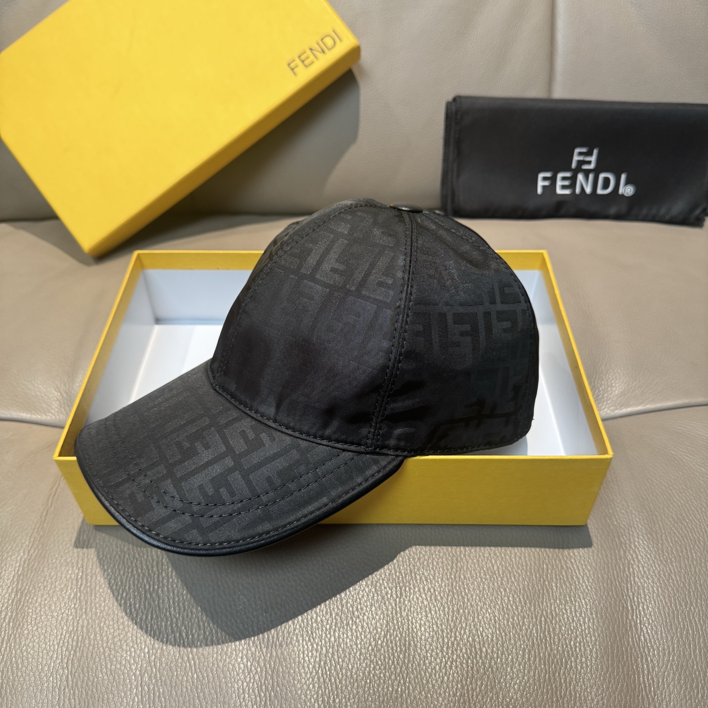 Fendi 配盒子布袋 Fendi（芬迪）新款 棒球帽 双F提花 常年 款 口碑极佳 1:1开模订制