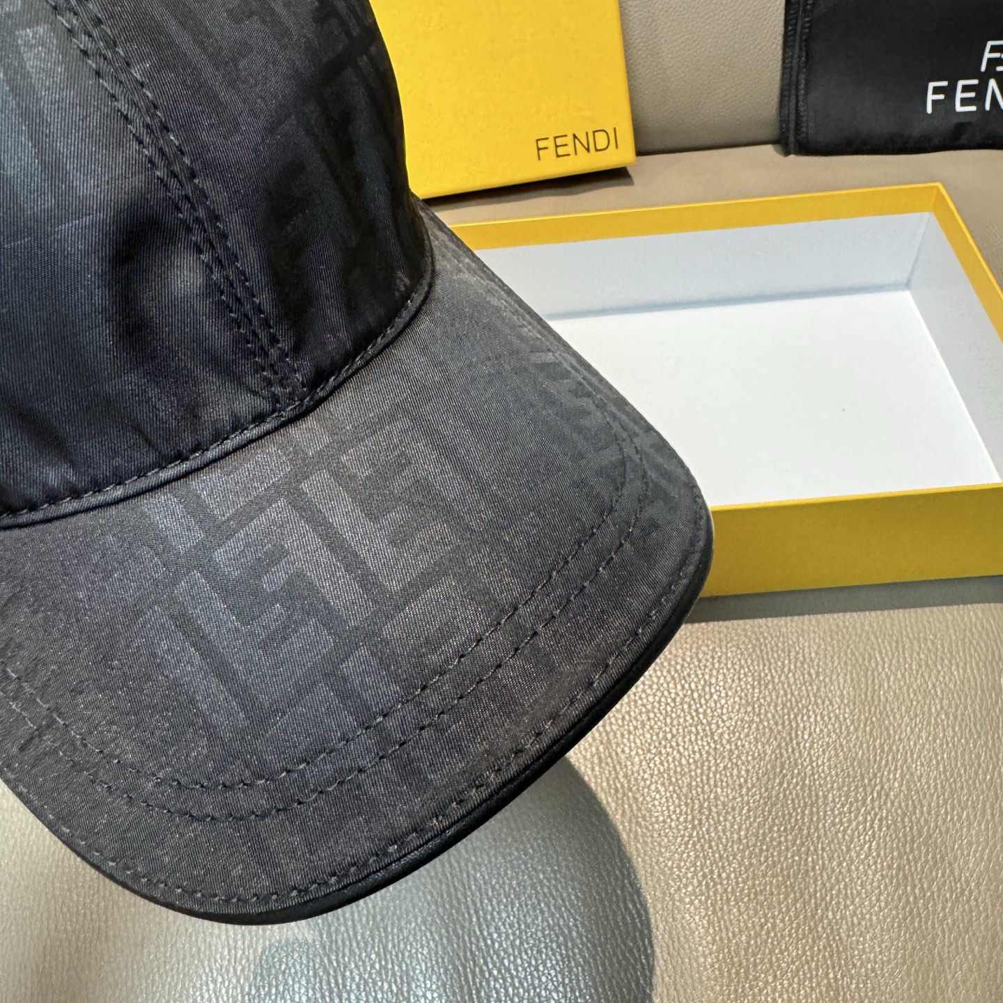 Fendi 配盒子布袋 Fendi（芬迪）新款 棒球帽 双F提花 常年 款 口碑极佳 1:1开模订制