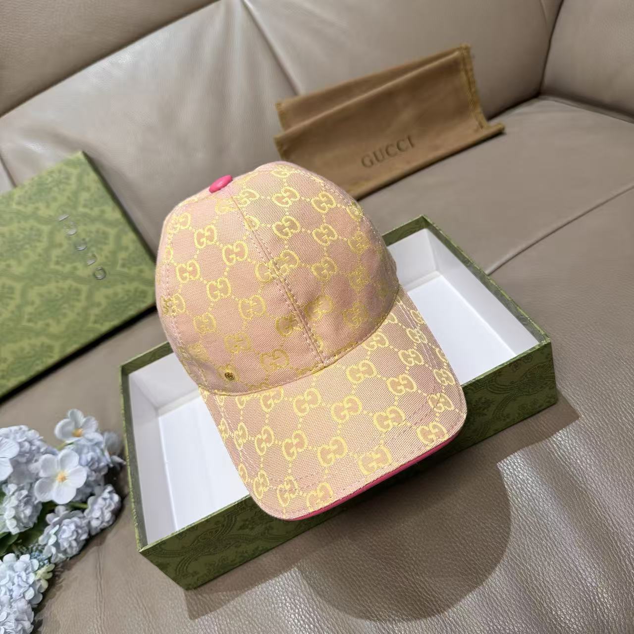 NO:755686,Batch with packaging bag, Gucci (Gucci) new original baseball cap, metal small double G, the latest model at the counter, 1:1 mold opening and customization, genuine mold opening hardware, original canvas fabric + first layer of cowhide, original quality!  The quality is great, the basic head circumference is 56, the patch is adjustable. Hats, straw hats, fisherman hats, baseball caps, hats, gucci, espadrilles, cowhide, hats19860909批 配包装布袋,Gucci(古奇)新款原单棒球帽, 金属小双G,专柜最新款,1:1开模订制,正版开模五金,原版帆布料+头层牛皮,原厂品质！质量超赞,基础头围56,贴片可调节.帽子草帽渔夫帽棒球帽,帽子,gucci,espadrilles,cowhide,hats,hat