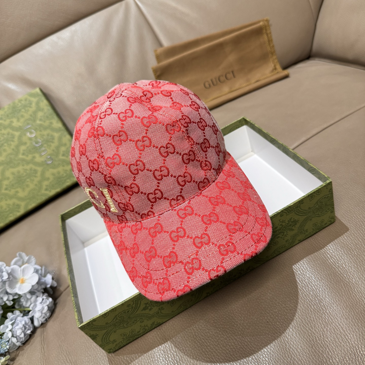 NO:755689,Comes with a box bag, Gucci's new original baseball cap, GUCCI embroidery on the side, 1:1 mold customization, heavy embroidery, details comparable to counters, original canvas fabric + first-layer cowhide, great quality!  The first choice for handsome men and beautiful women, fashionable and versatile. Basic head circumference 56, patch adjustable hat, straw hat, fisherman hat, baseball cap, hat, gucci, espadrilles, cowhide, hats19860909配盒子布袋,Gucci(古奇)新款原单棒球帽,侧面GUCCI刺绣,1:1开模订制,重工刺绣,细节可媲美专柜,原版帆布料+头层牛皮,质量超赞！帅男靓女首选,时尚百搭.基础头围56,贴片可调节帽子草帽渔夫帽棒球帽,帽子,gucci,espadrilles,cowhide,hats,hat