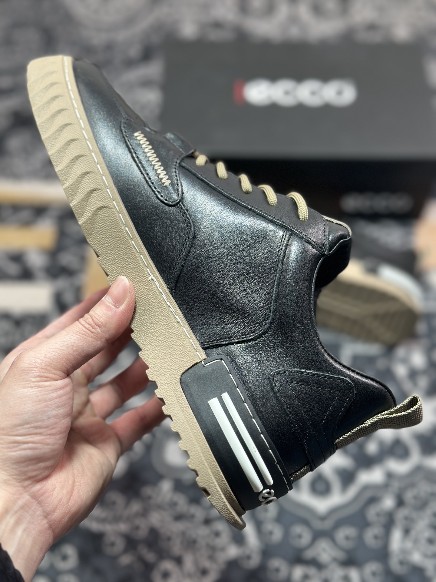 B7300  ECCO爱步休闲板鞋 舒适耐磨厚底鞋 街头ACE热销款