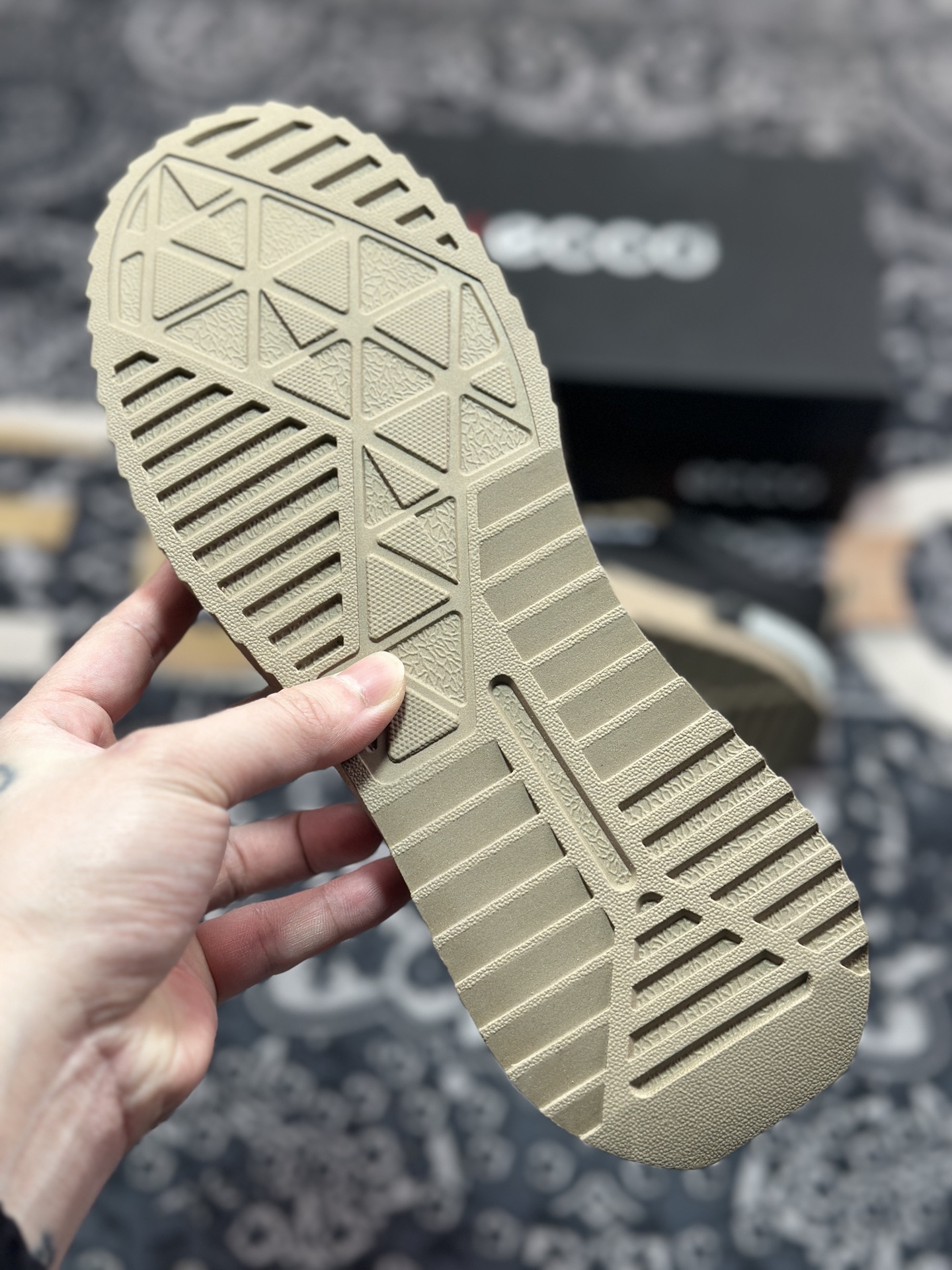 B7300  ECCO爱步休闲板鞋 舒适耐磨厚底鞋 街头ACE热销款