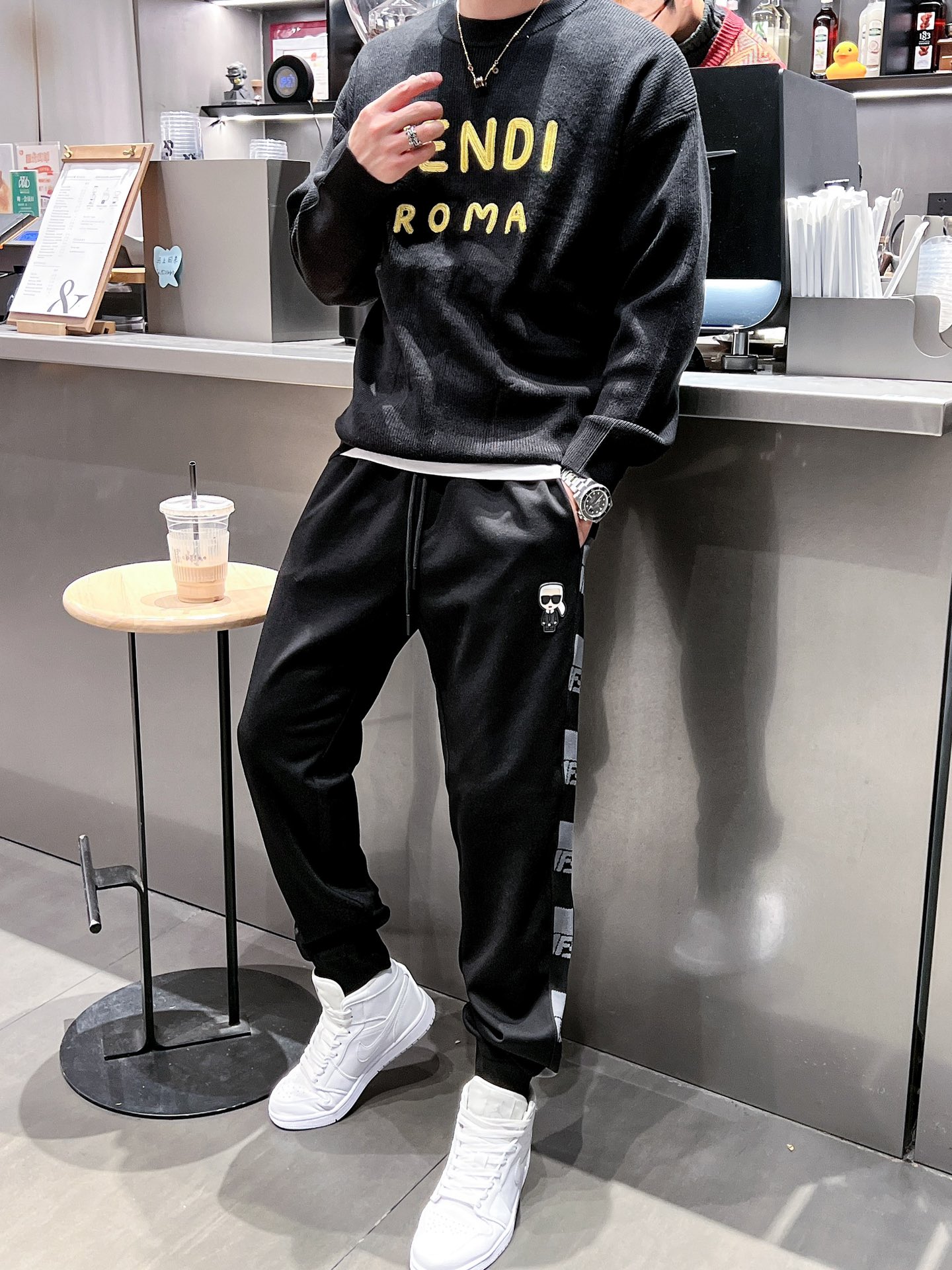  开春新品 Fen*合身版型M-XXXL
Y顶级黑色进口刺绣融合设计秋冬休闲长裤，精工剪裁独家打造，经典