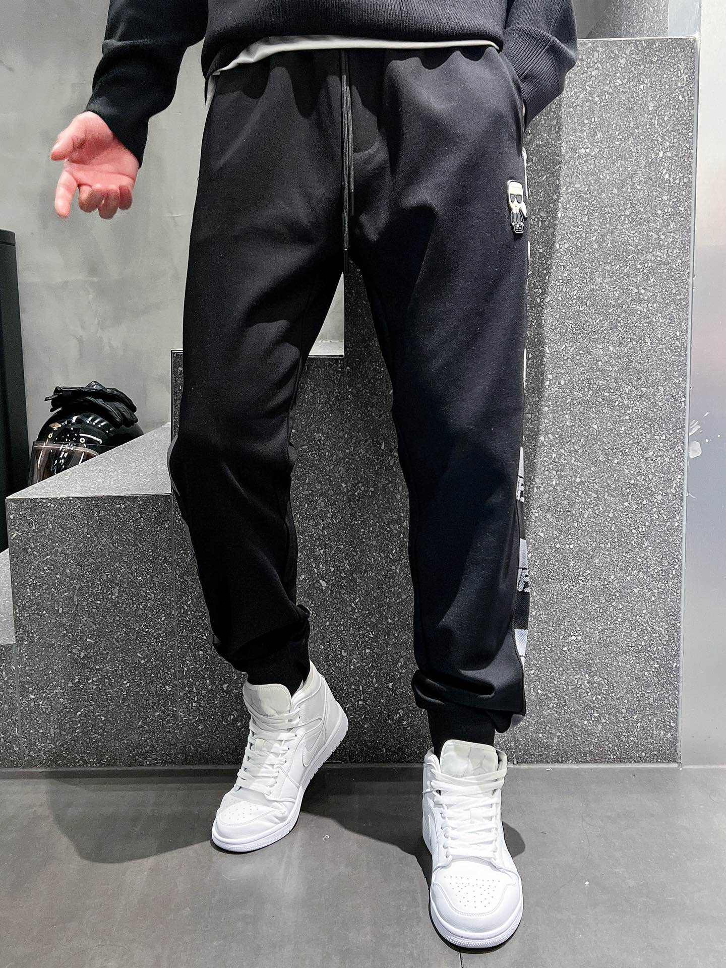  开春新品 Fen*合身版型M-XXXL
Y顶级黑色进口刺绣融合设计秋冬休闲长裤，精工剪裁独家打造，经典
