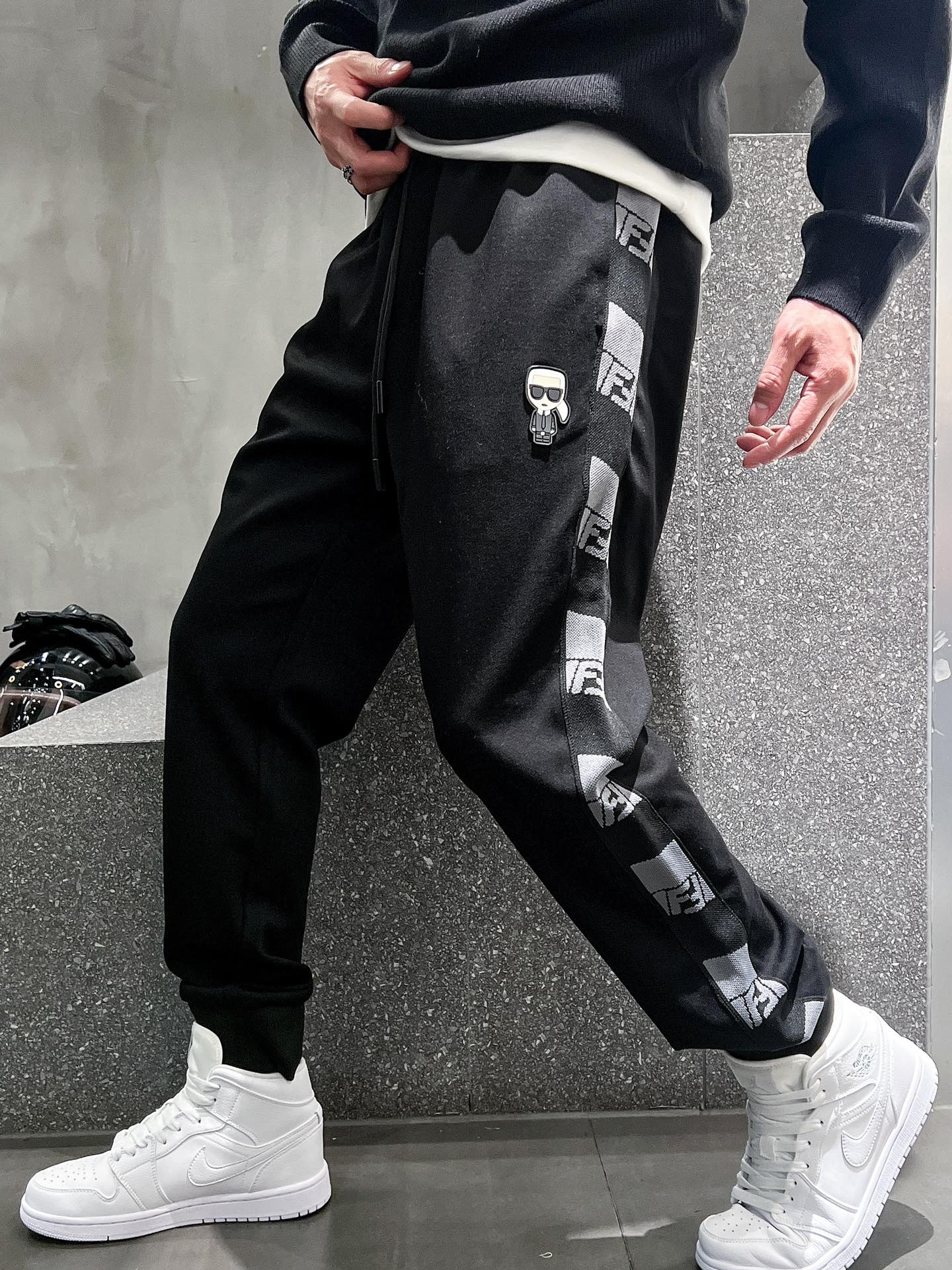  开春新品 Fen*合身版型M-XXXL
Y顶级黑色进口刺绣融合设计秋冬休闲长裤，精工剪裁独家打造，经典