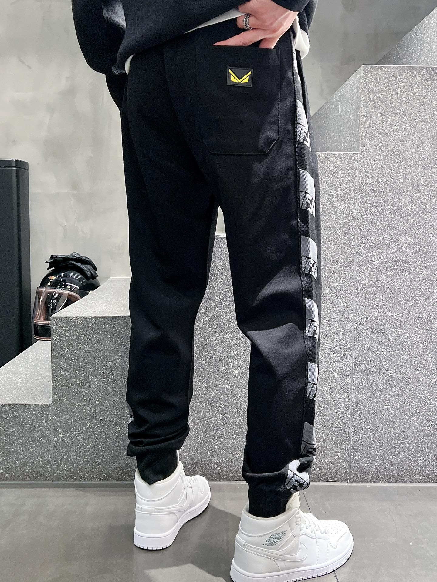  开春新品 Fen*合身版型M-XXXL
Y顶级黑色进口刺绣融合设计秋冬休闲长裤，精工剪裁独家打造，经典
