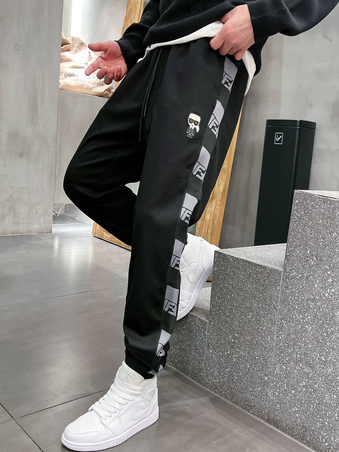  开春新品 Fen*合身版型M-XXXL
Y顶级黑色进口刺绣融合设计秋冬休闲长裤，精工剪裁独家打造，经典
