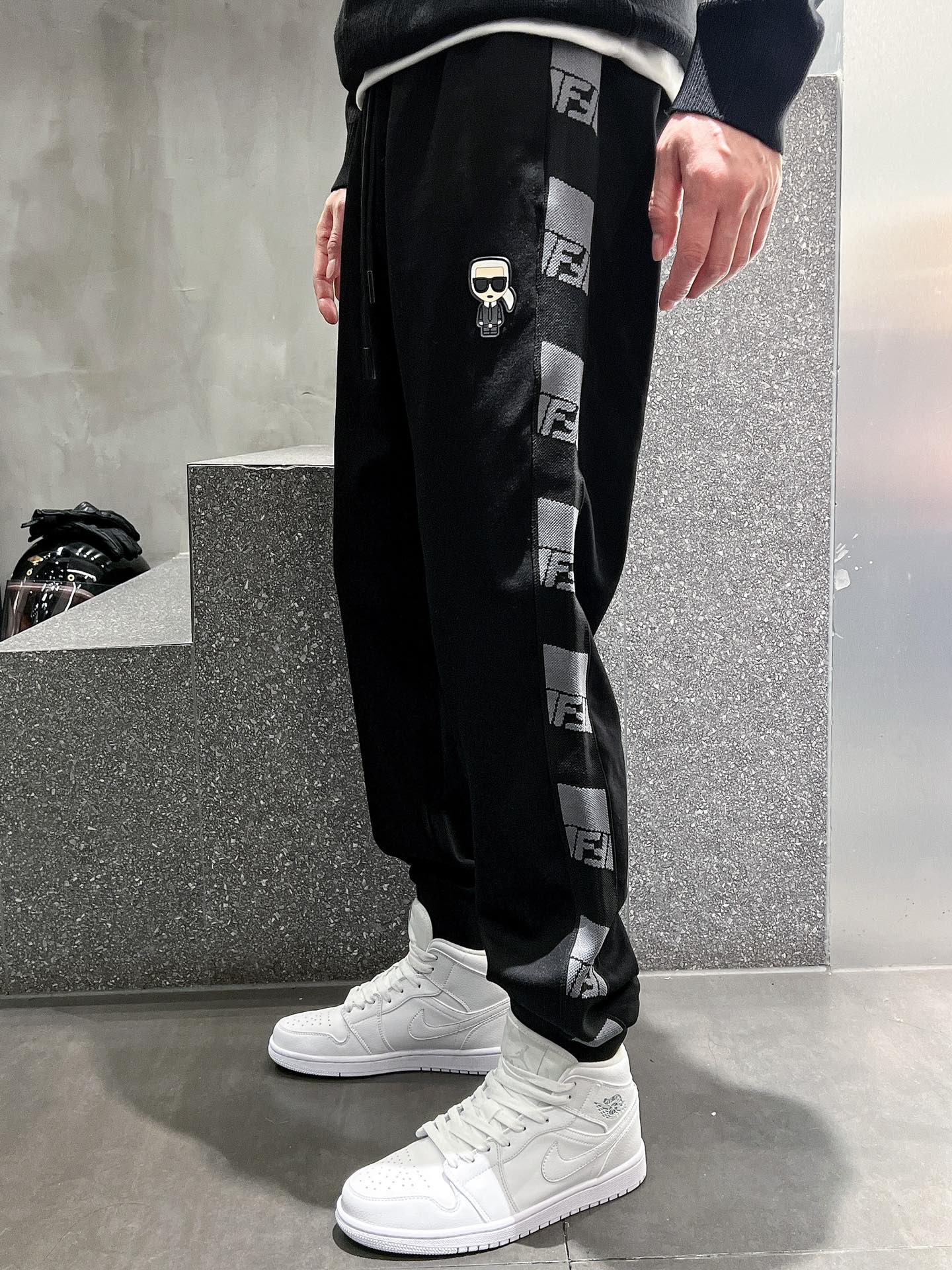  开春新品 Fen*合身版型M-XXXL
Y顶级黑色进口刺绣融合设计秋冬休闲长裤，精工剪裁独家打造，经典
