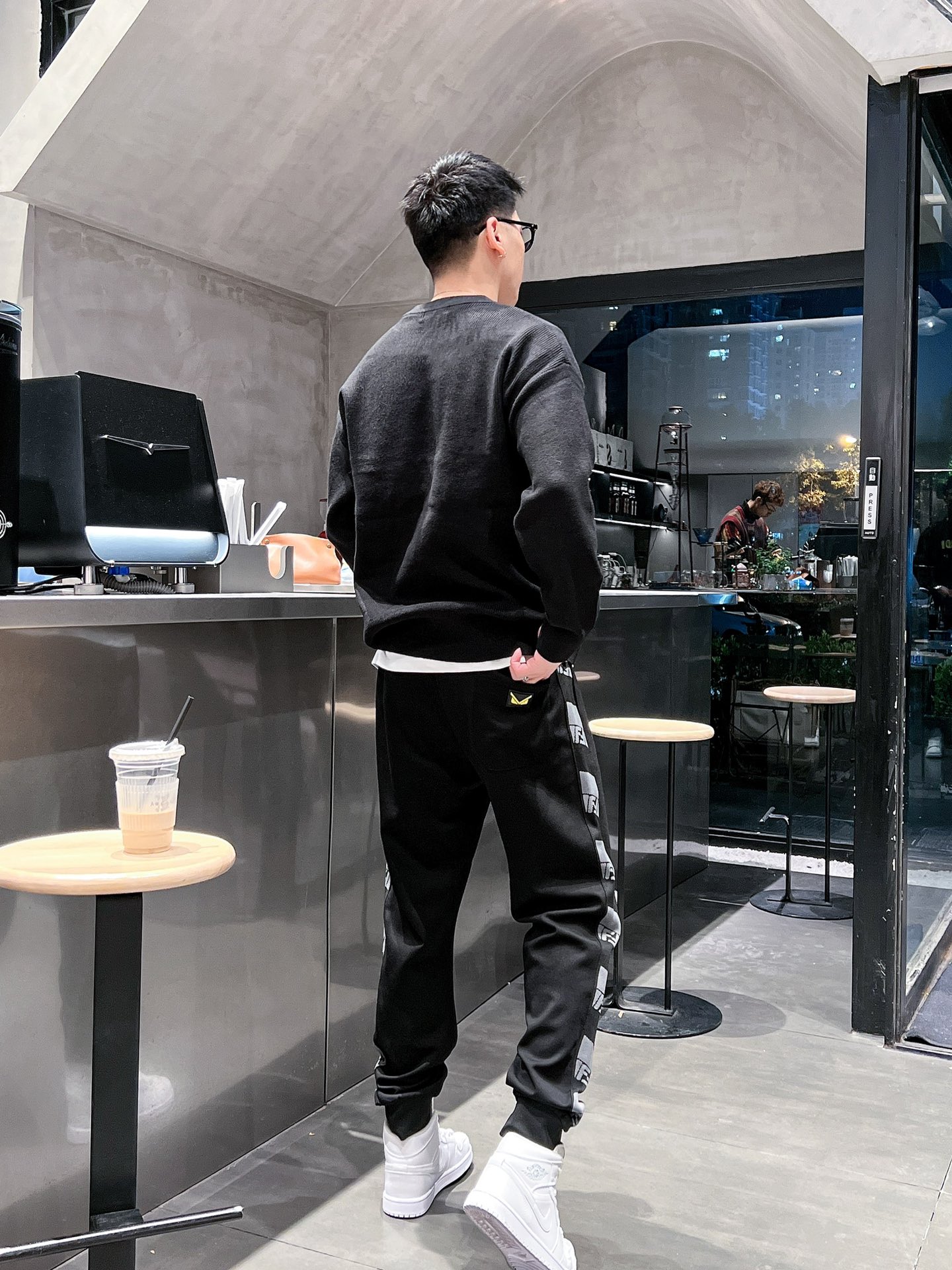  开春新品 Fen*合身版型M-XXXL
Y顶级黑色进口刺绣融合设计秋冬休闲长裤，精工剪裁独家打造，经典