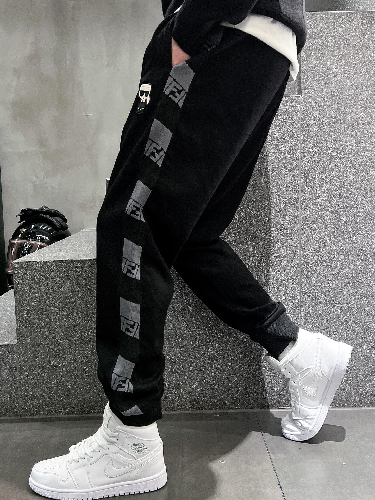  开春新品 Fen*合身版型M-XXXL
Y顶级黑色进口刺绣融合设计秋冬休闲长裤，精工剪裁独家打造，经典