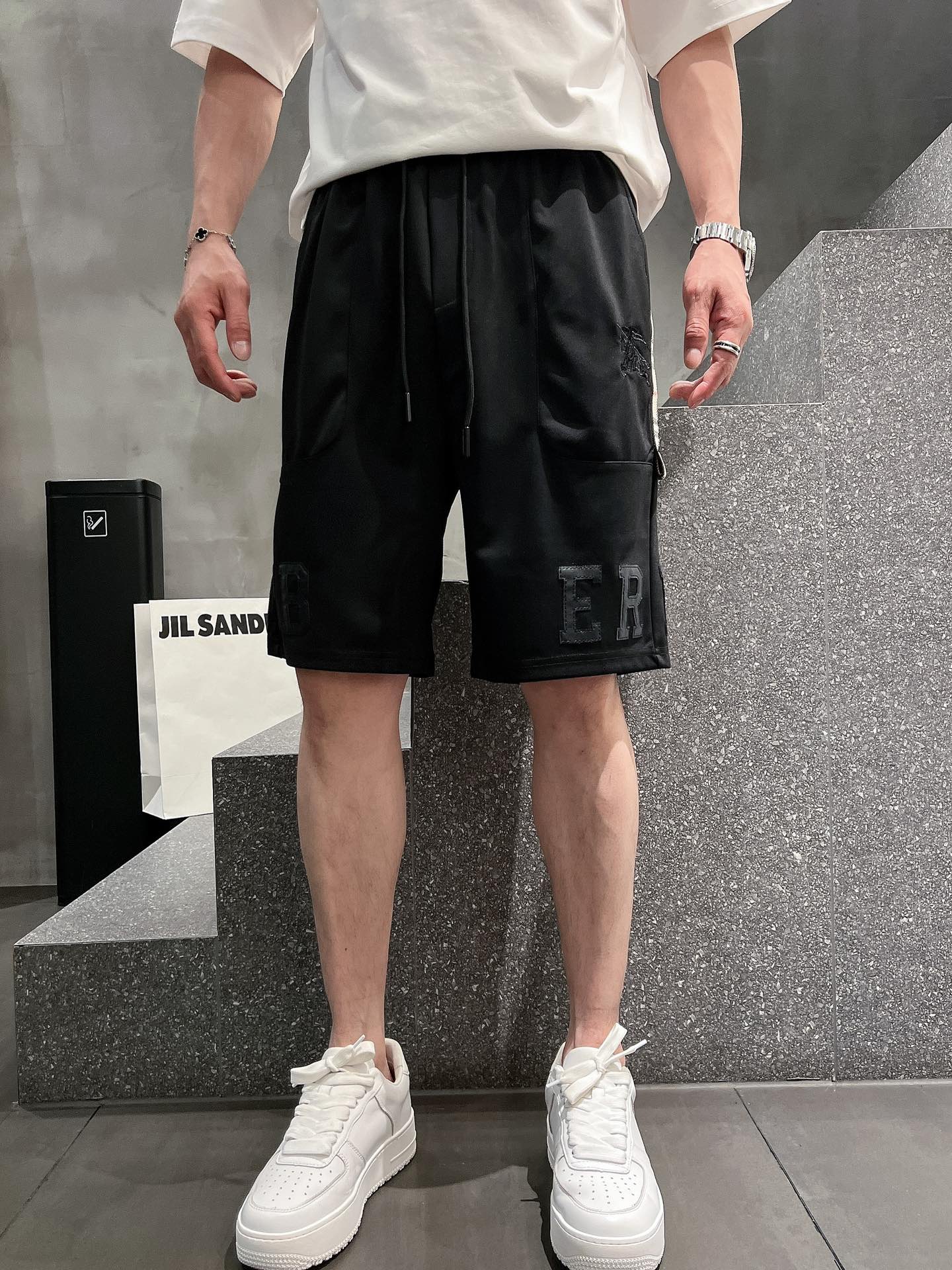 NO:446413,Burberry 2025 spring and summer new men's casual shorts, high-end products are simple, fashionable and generous, customized original imported fabrics, simple, neat and refreshing, the quality workmanship details can stand any form of inspection, simple, generous and versatile, elegant and handsome, and a brand new visual feeling!  He has invincible appearance, excellent details, and is not picky about others!  Code number M-3xL, burberry, shorts, alexander wang19860909巴宝莉 2025春夏新款男士休闲短裤 高端货简洁时尚大方 定制原版进口面料 简洁利落又清爽 品质做工细节经得起任何形式检验简约大方百搭款 上身优雅帅气,焕然一新的即视感！品相无敌,细节都很到位,上身不挑人！ 码数M-3xL,,burberry,shorts,alexander wang,Men's clothing