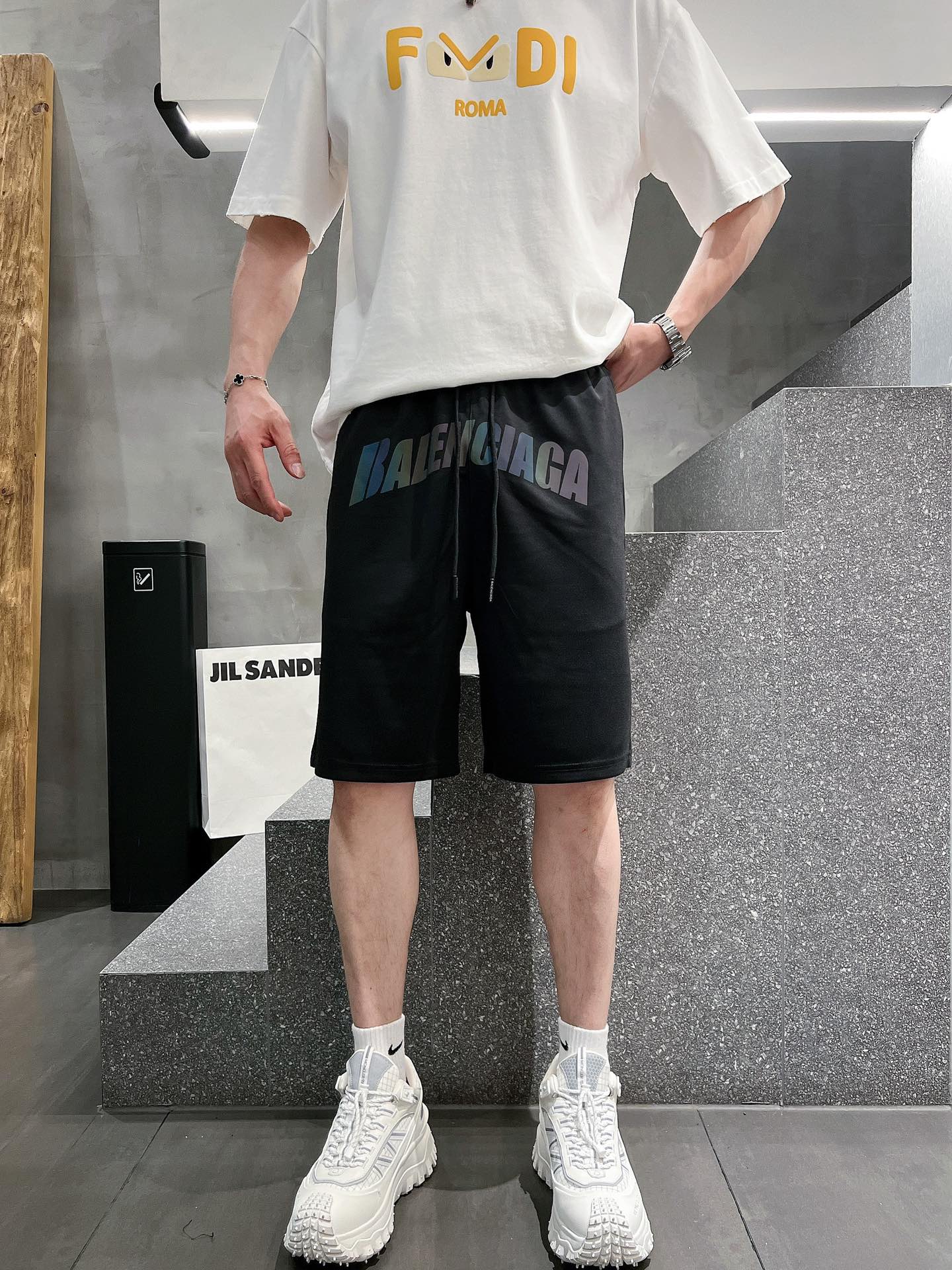 NO:446439,Balenciaga 2025 spring and summer new men's casual shorts, high-end products are simple, fashionable and generous, customized original imported fabrics, simple, neat and refreshing, quality workmanship details can withstand any form of test, simple, generous and versatile, elegant and handsome, with a new visual feeling!  He has invincible appearance, excellent details, and is not picky about others!  Code number M-3xL, balenciaga, shorts, alexander wang19860909巴黎世家 2025春夏新款男士休闲短裤 高端货简洁时尚大方 定制原版进口面料 简洁利落又清爽 品质做工细节经得起任何形式检验简约大方百搭款 上身优雅帅气,焕然一新的即视感！品相无敌,细节都很到位,上身不挑人！ 码数M-3xL,,balenciaga,shorts,alexander wang,Men's clothing