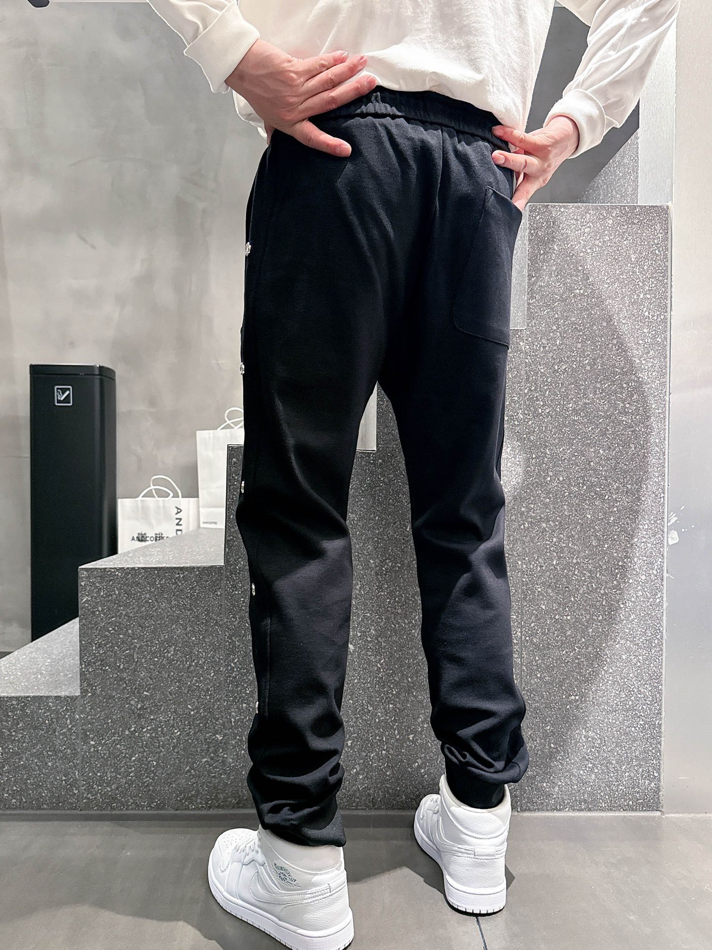  开春新品 普拉达 *合身版型M-XXXL
Y顶级黑色进口融合设计秋冬休闲长裤，精工剪裁独家打造，经典迪