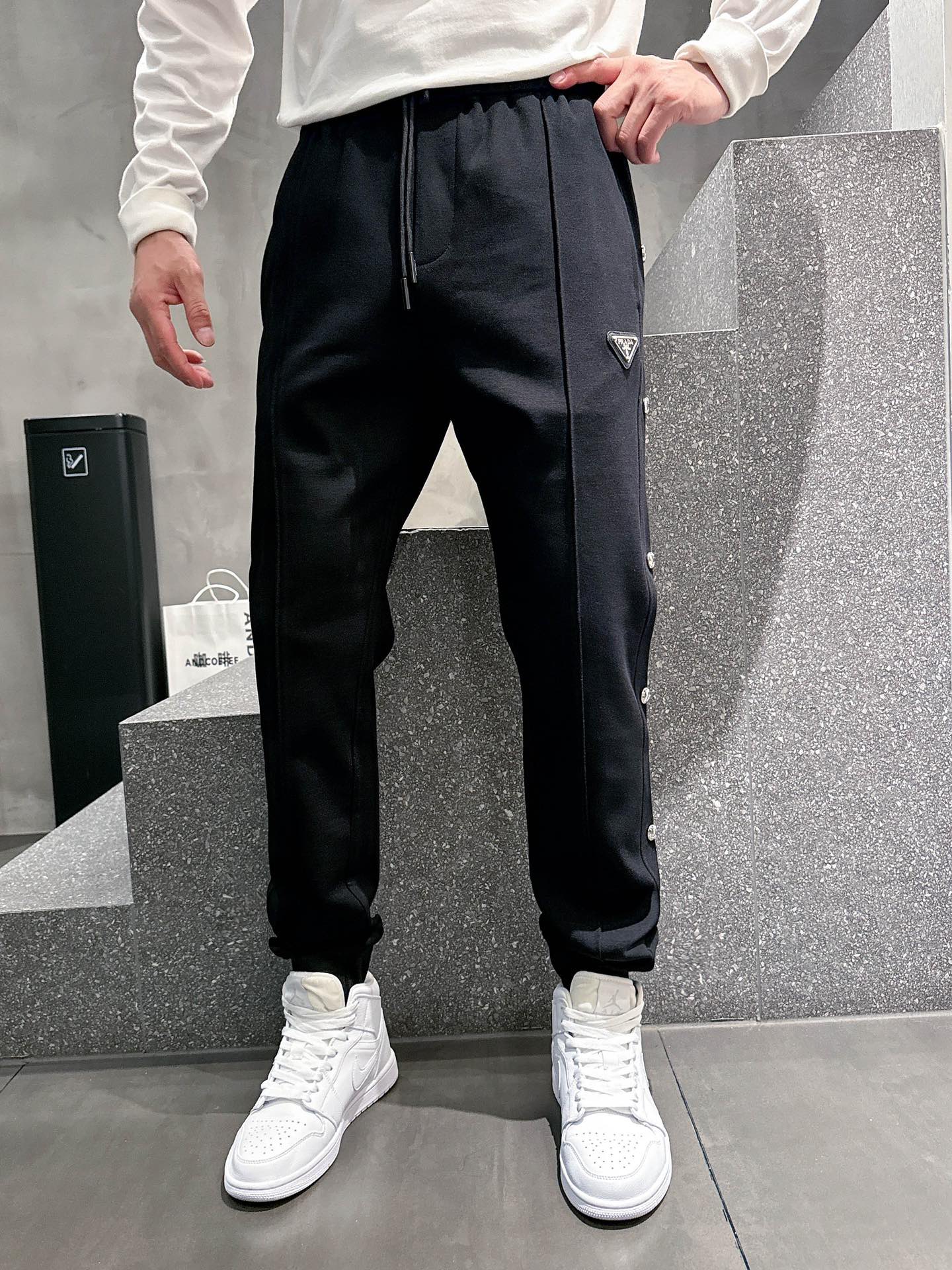  开春新品 普拉达 *合身版型M-XXXL
Y顶级黑色进口融合设计秋冬休闲长裤，精工剪裁独家打造，经典迪