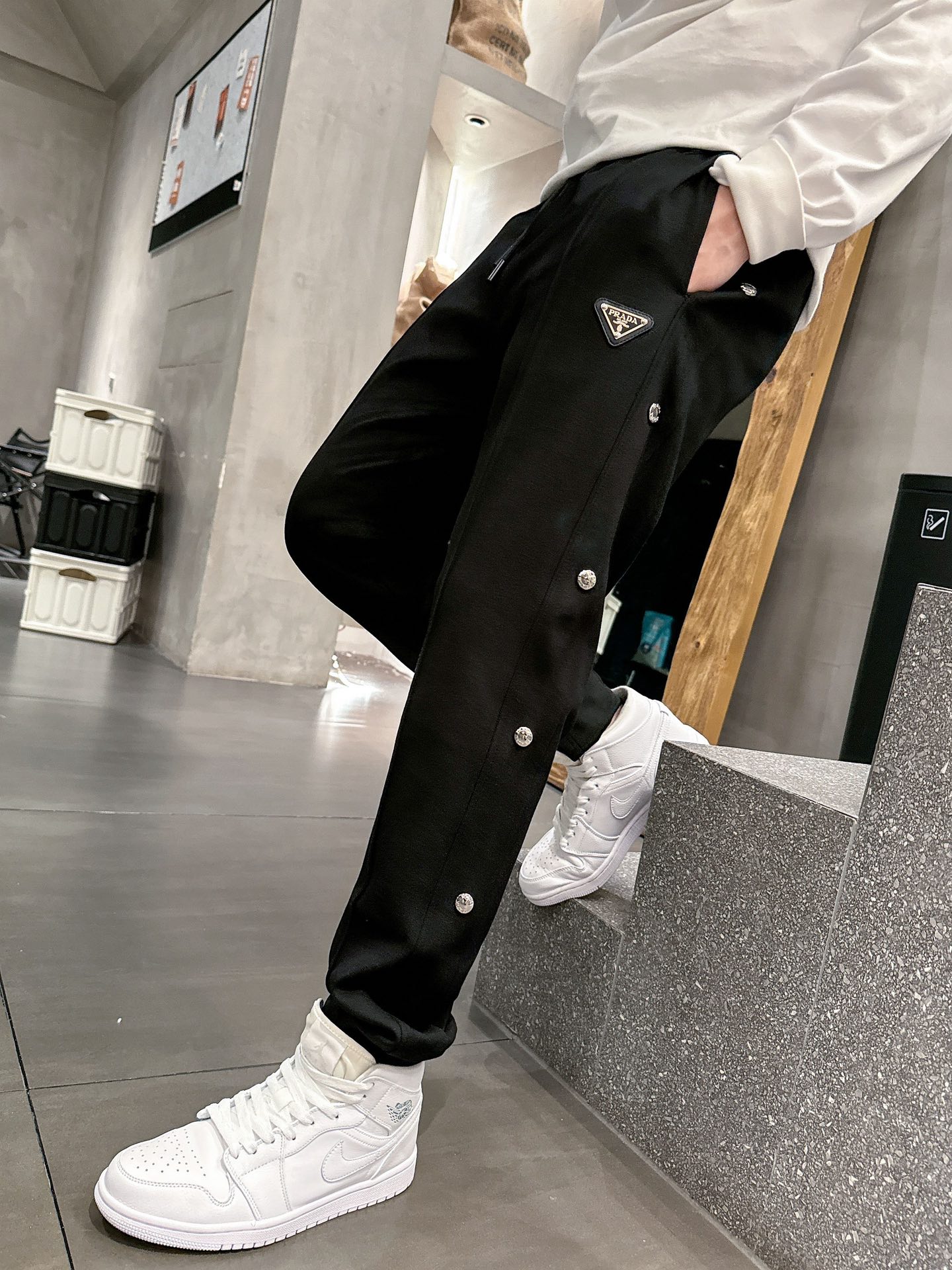 开春新品 普拉达 *合身版型M-XXXL
Y顶级黑色进口融合设计秋冬休闲长裤，精工剪裁独家打造，经典迪