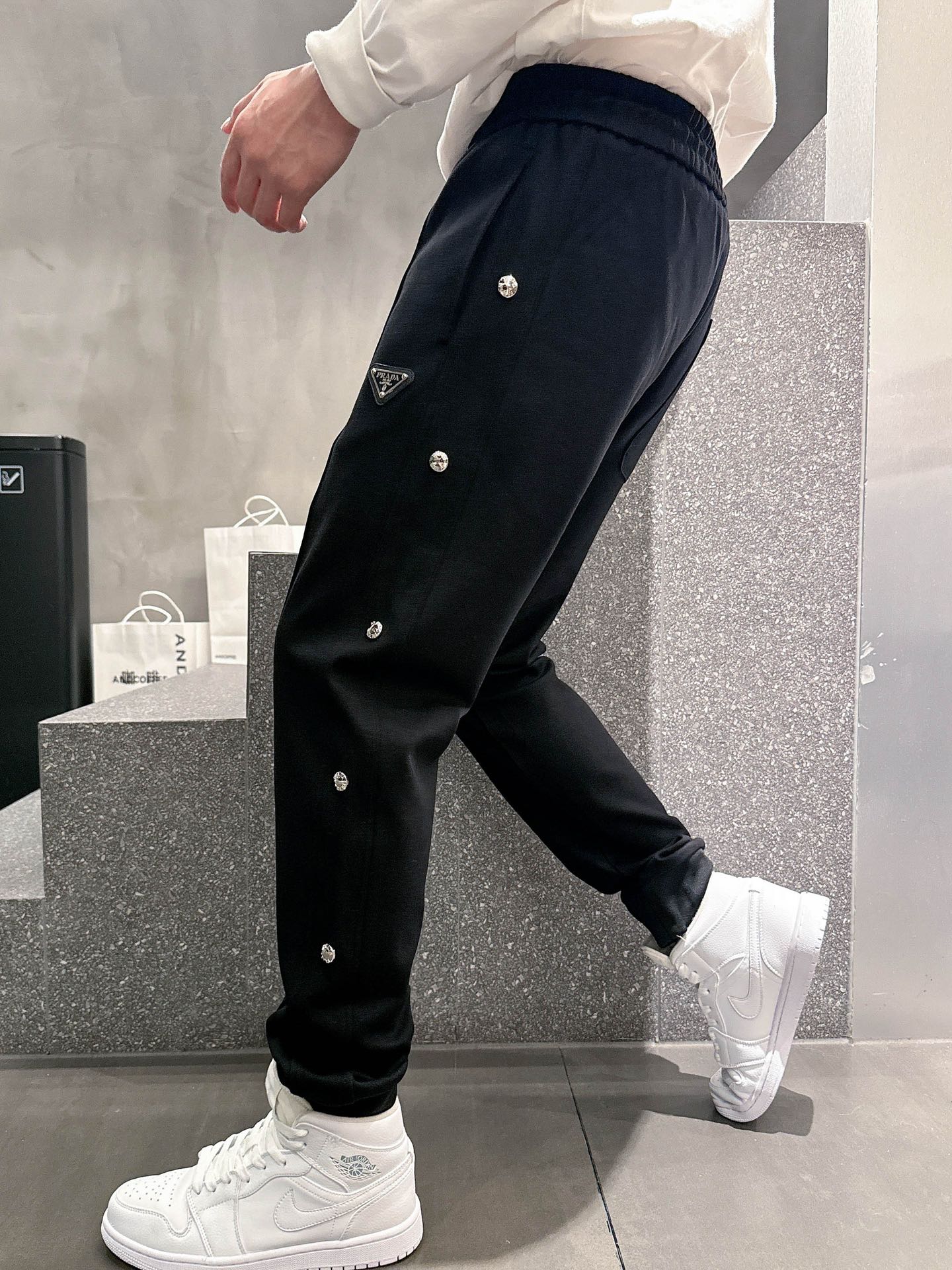  开春新品 普拉达 *合身版型M-XXXL
Y顶级黑色进口融合设计秋冬休闲长裤，精工剪裁独家打造，经典迪