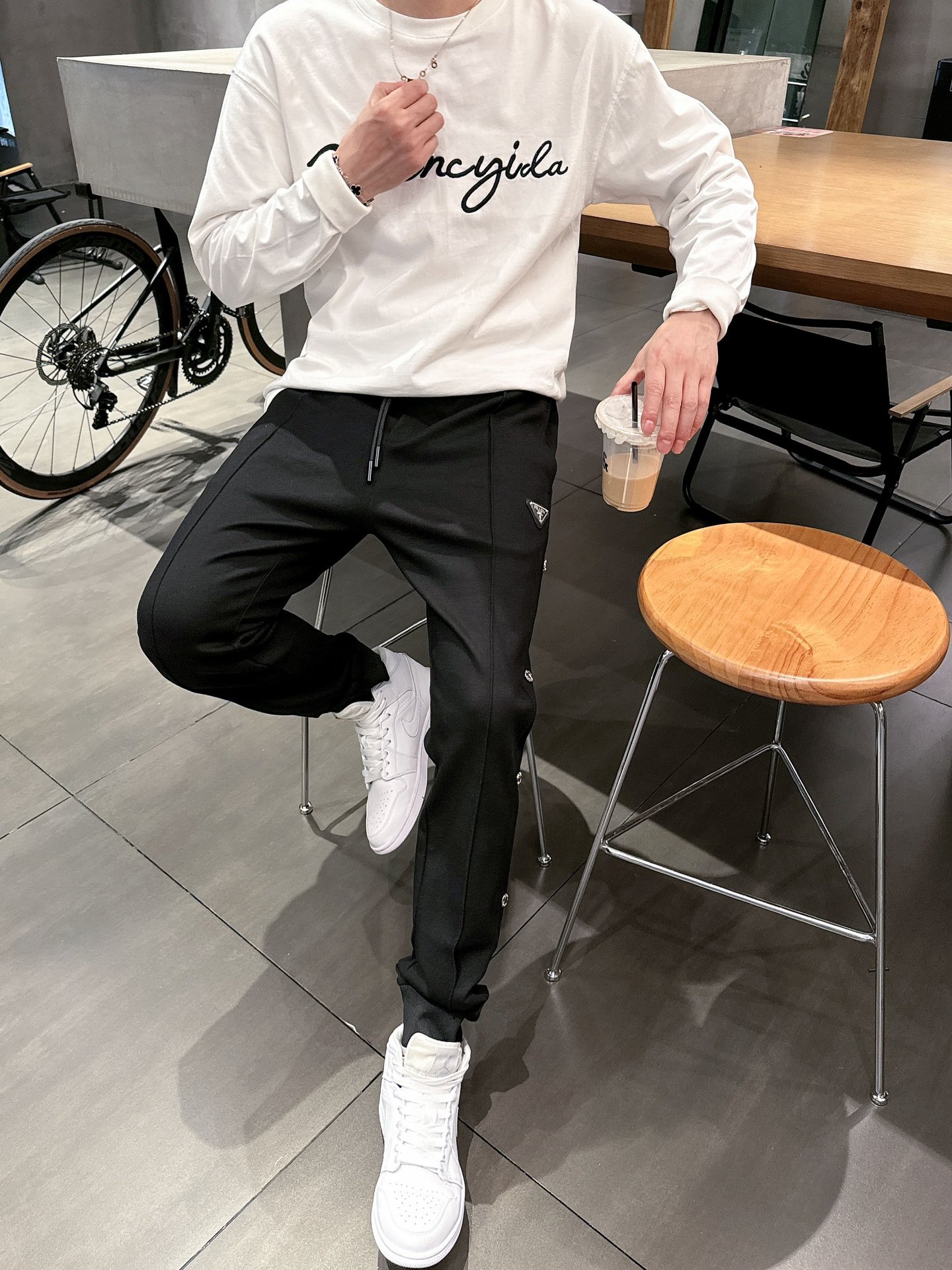  开春新品 普拉达 *合身版型M-XXXL
Y顶级黑色进口融合设计秋冬休闲长裤，精工剪裁独家打造，经典迪