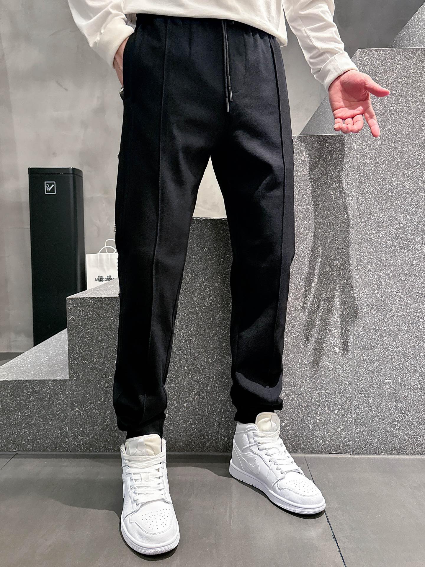 开春新品 普拉达 *合身版型M-XXXL
Y顶级黑色进口融合设计秋冬休闲长裤，精工剪裁独家打造，经典迪