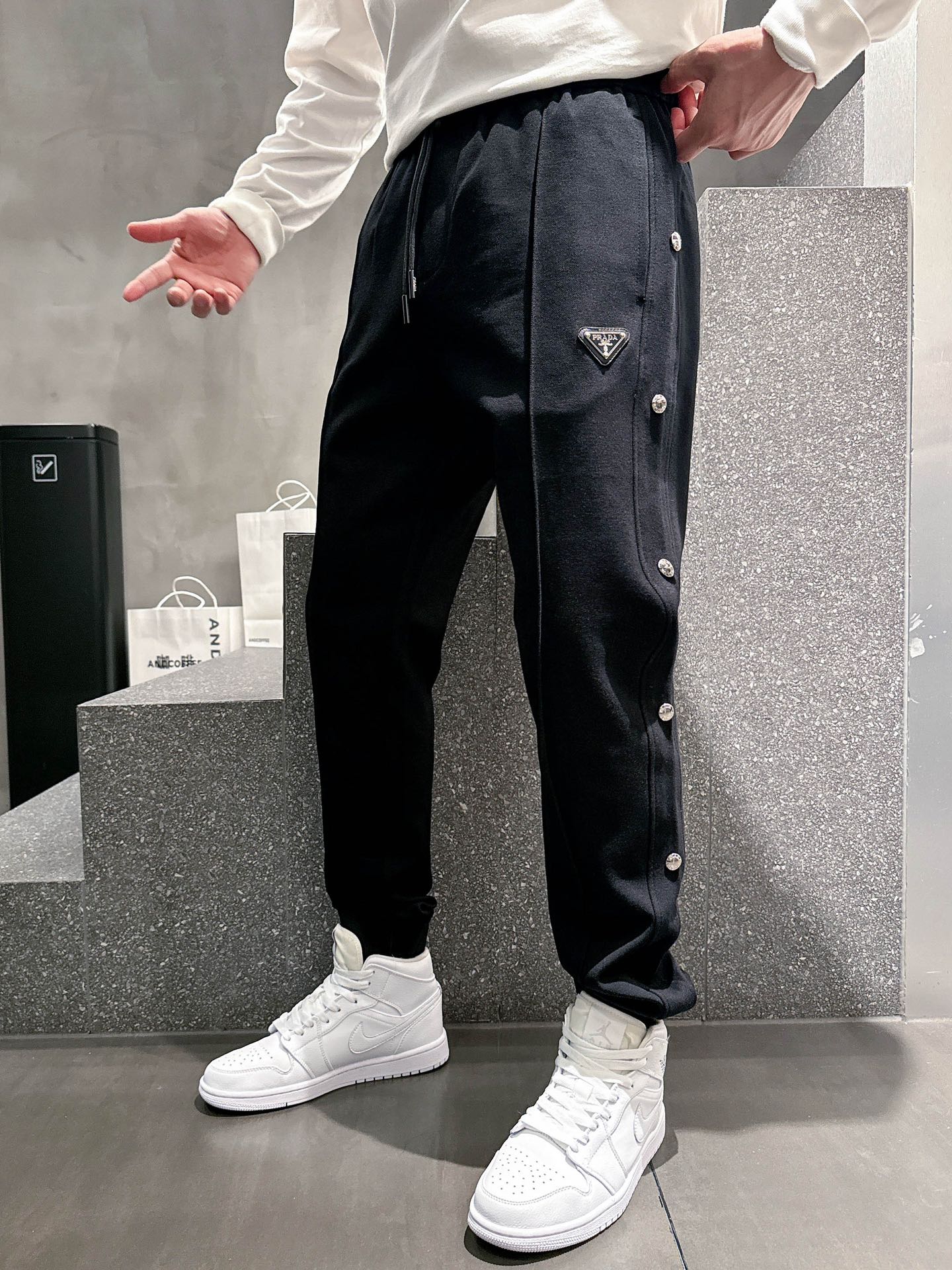  开春新品 普拉达 *合身版型M-XXXL
Y顶级黑色进口融合设计秋冬休闲长裤，精工剪裁独家打造，经典迪