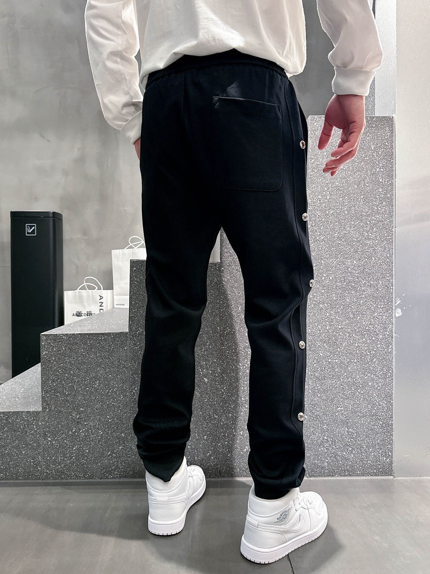  开春新品 普拉达 *合身版型M-XXXL
Y顶级黑色进口融合设计秋冬休闲长裤，精工剪裁独家打造，经典迪