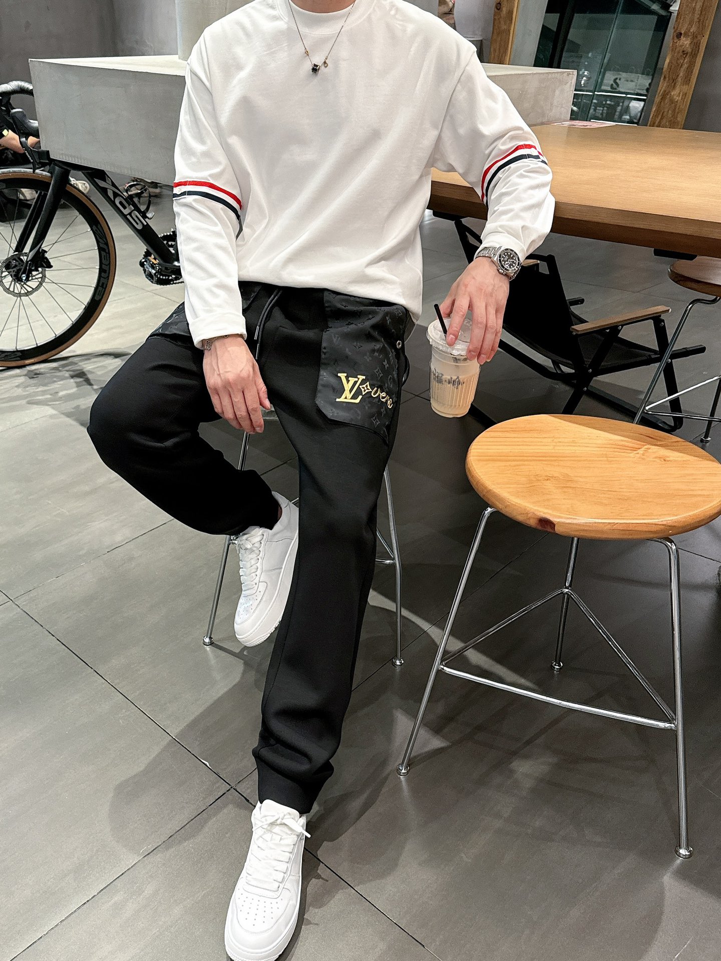  开春新品 Lv *合身版型M-XXXL
Y顶级黑色进口融合设计秋冬休闲长裤，精工剪裁独家打造，经典迪家