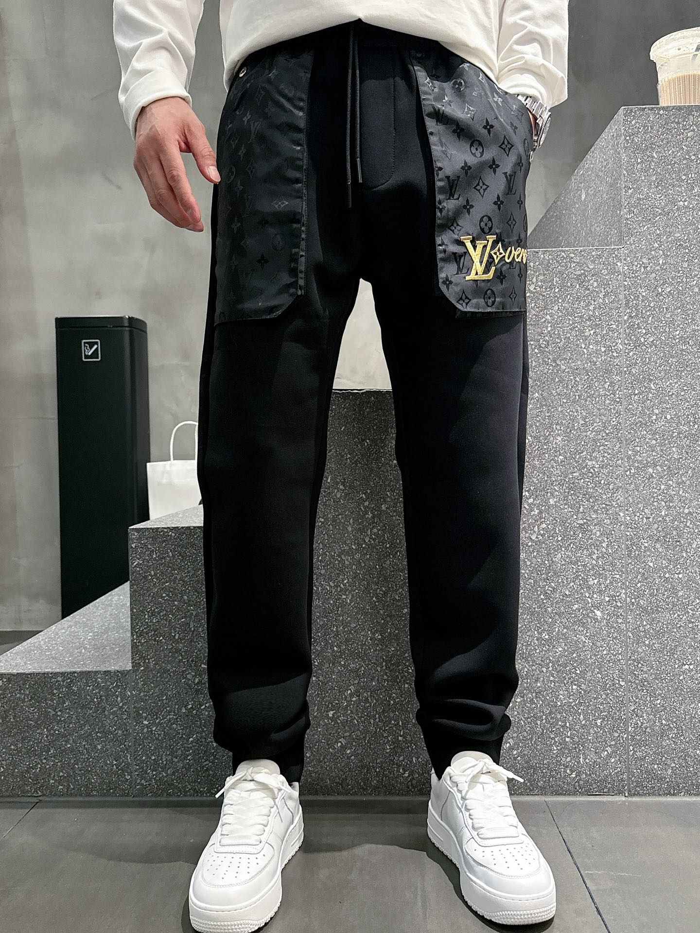  开春新品 Lv *合身版型M-XXXL
Y顶级黑色进口融合设计秋冬休闲长裤，精工剪裁独家打造，经典迪家