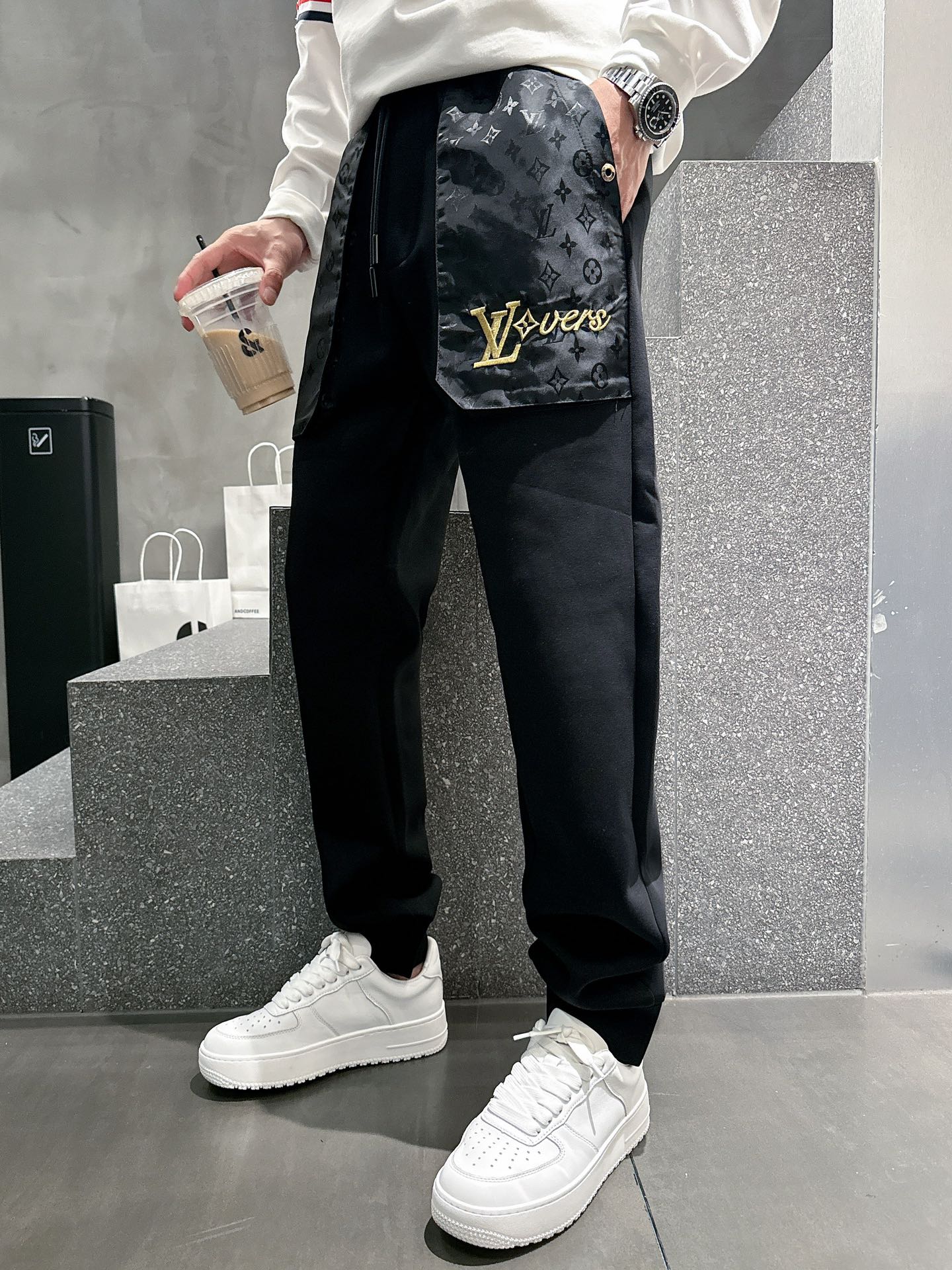  开春新品 Lv *合身版型M-XXXL
Y顶级黑色进口融合设计秋冬休闲长裤，精工剪裁独家打造，经典迪家