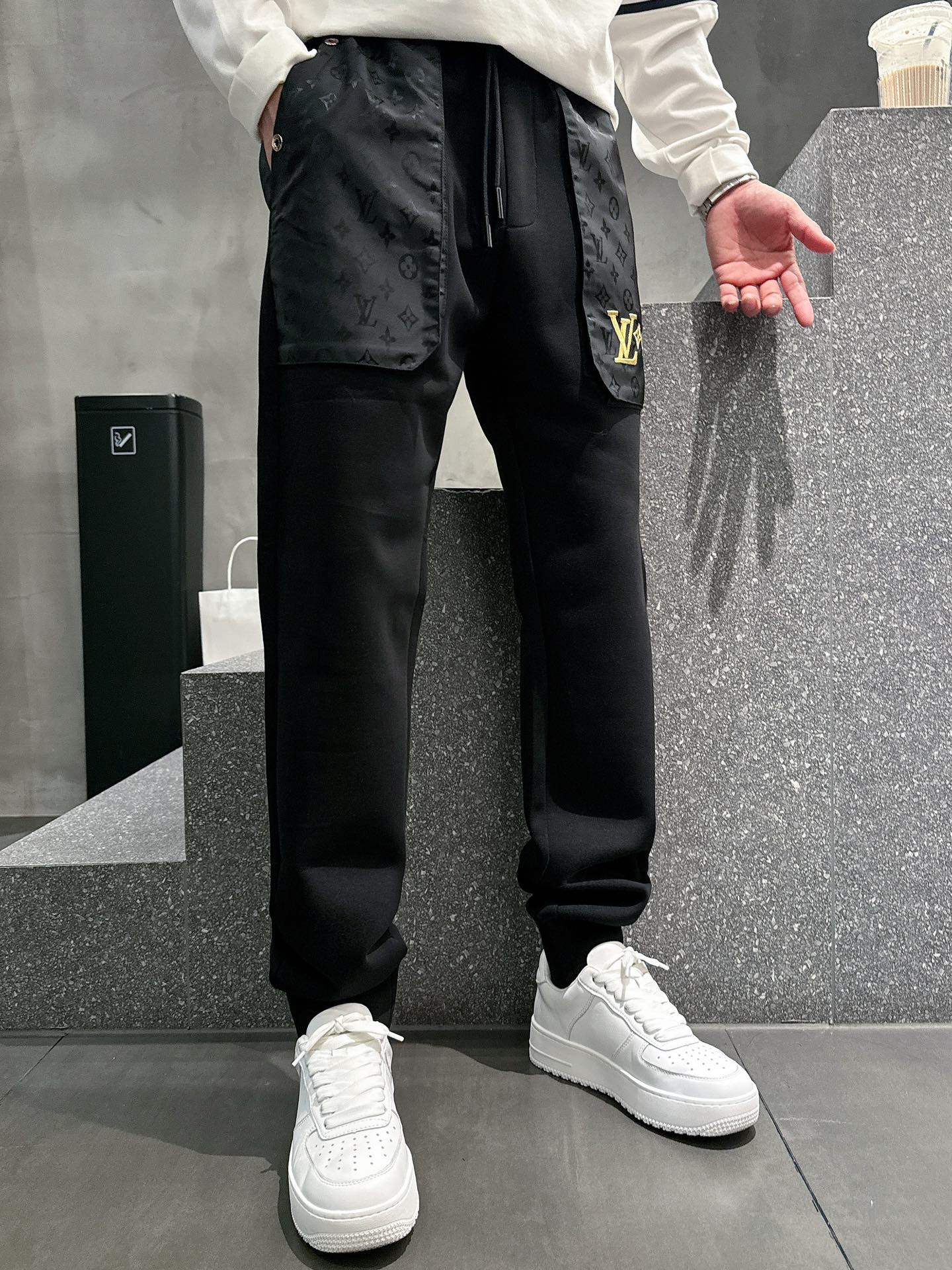  开春新品 Lv *合身版型M-XXXL
Y顶级黑色进口融合设计秋冬休闲长裤，精工剪裁独家打造，经典迪家