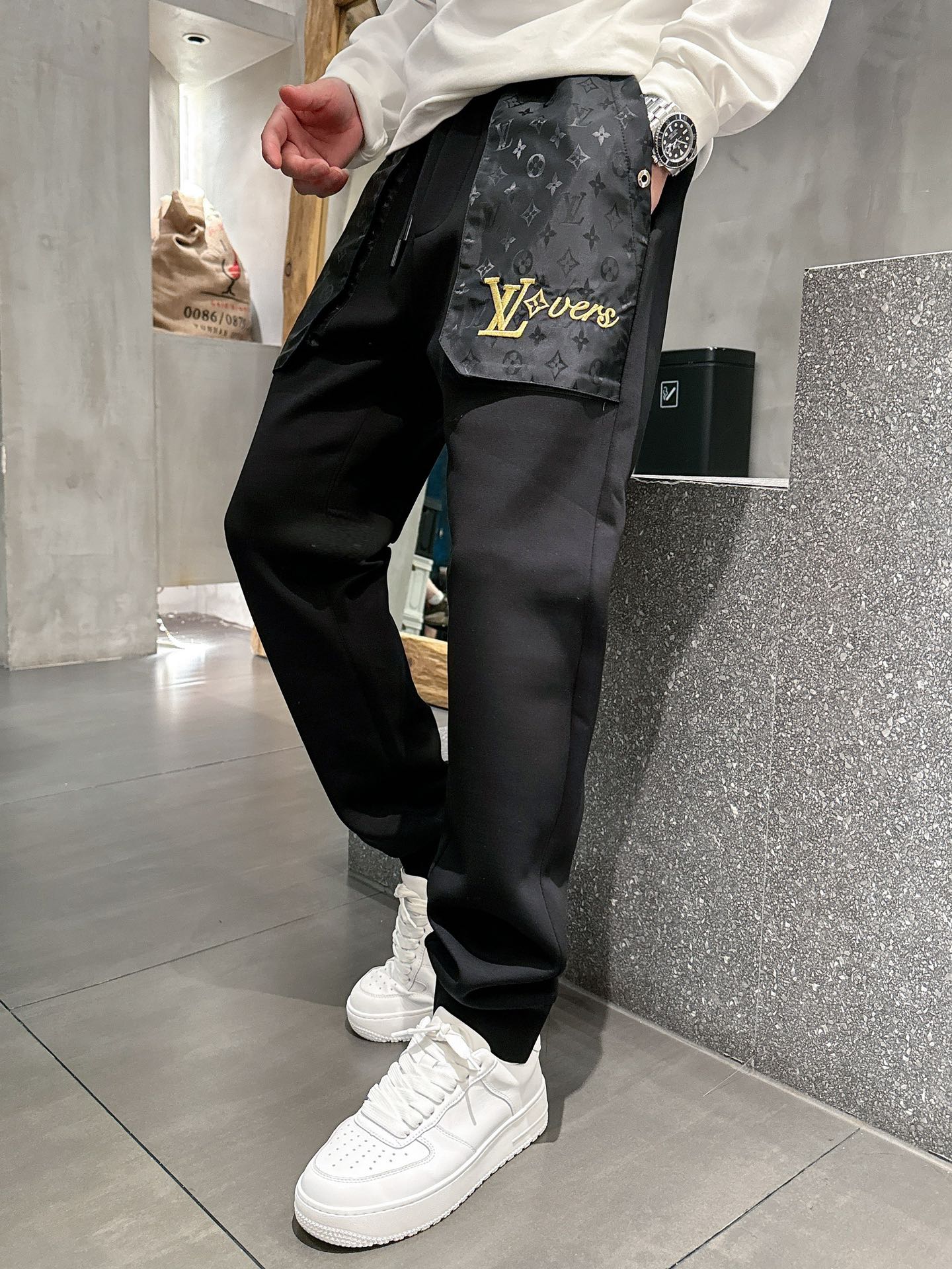  开春新品 Lv *合身版型M-XXXL
Y顶级黑色进口融合设计秋冬休闲长裤，精工剪裁独家打造，经典迪家