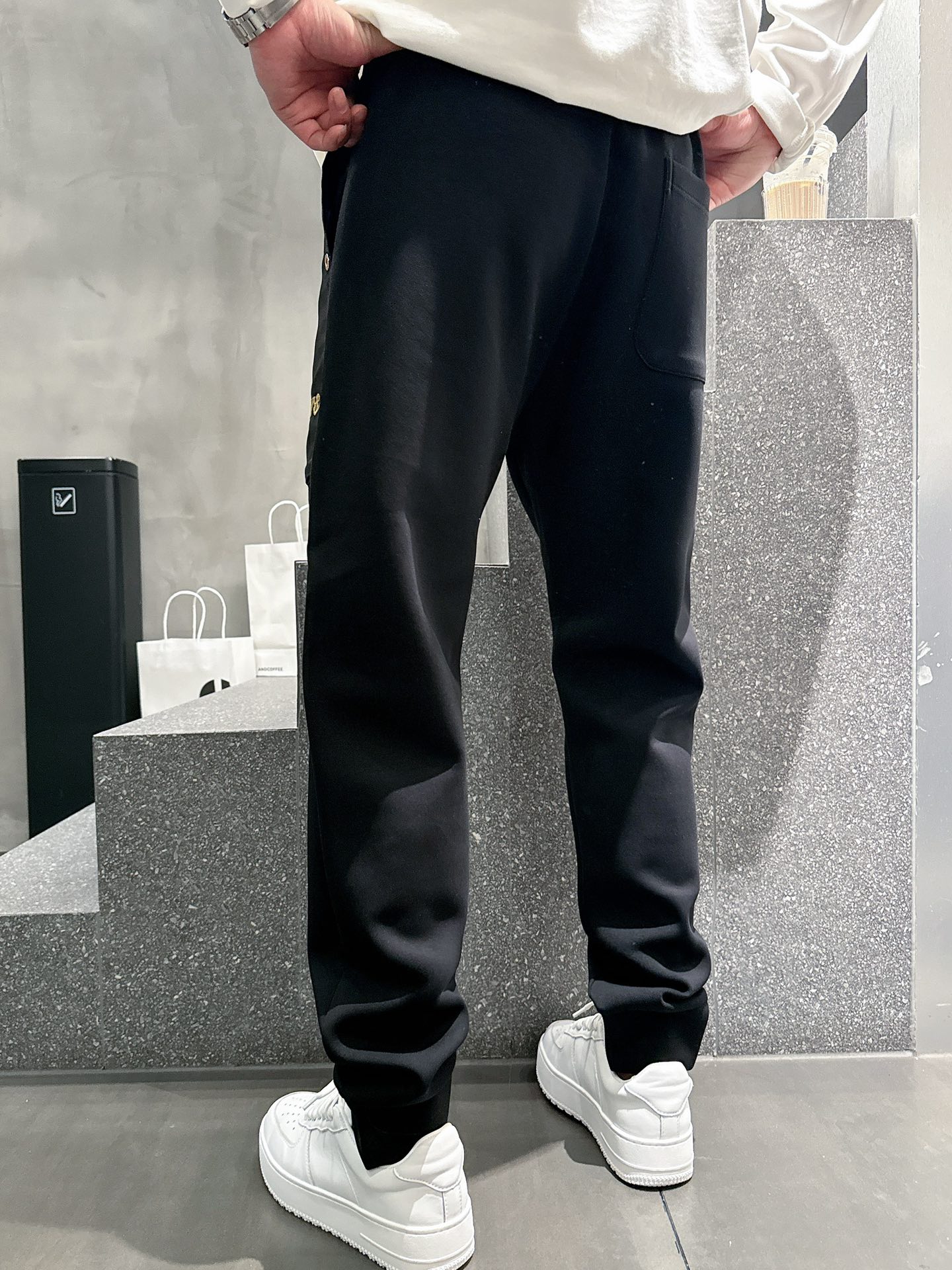  开春新品 Lv *合身版型M-XXXL
Y顶级黑色进口融合设计秋冬休闲长裤，精工剪裁独家打造，经典迪家