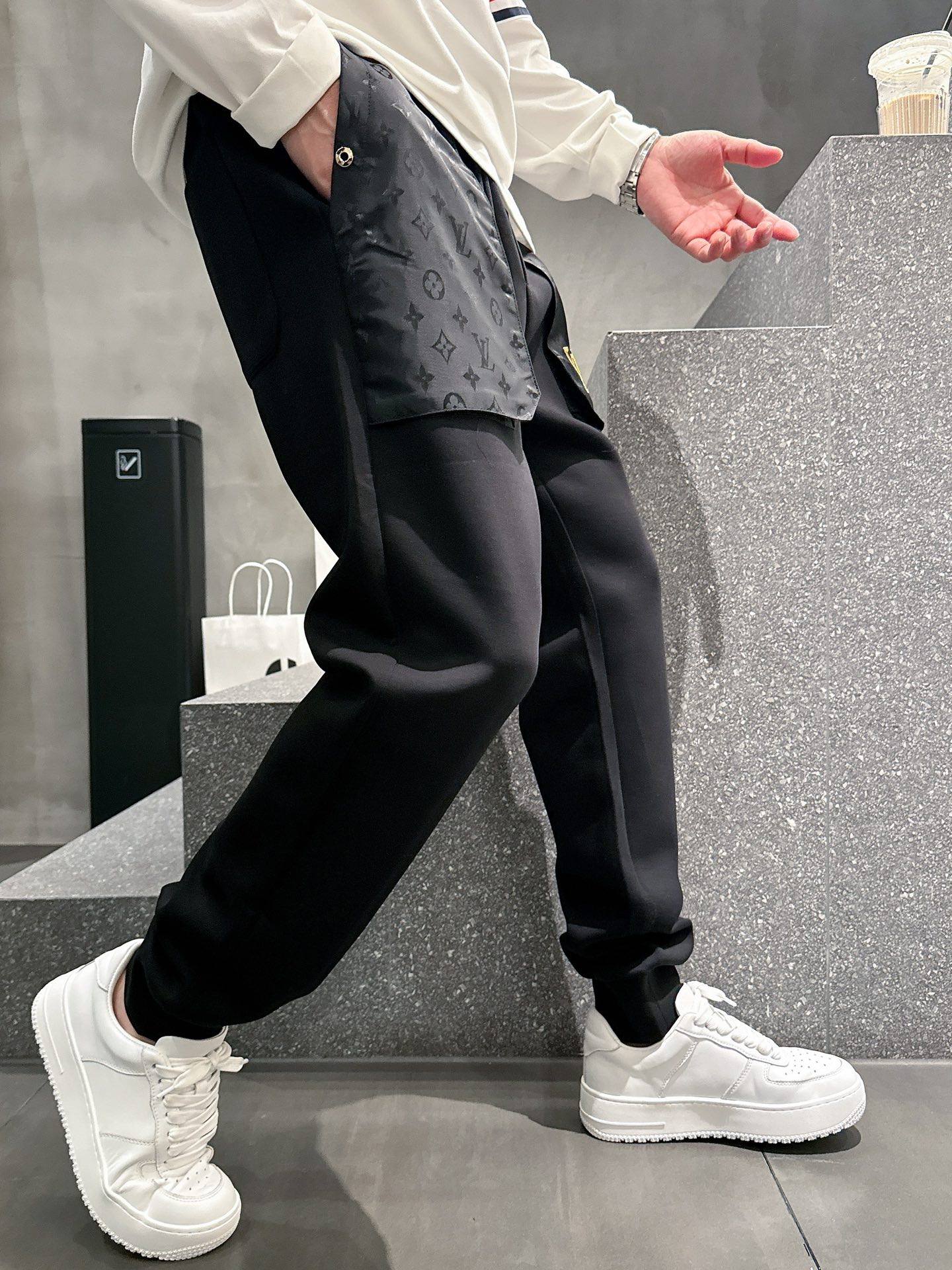  开春新品 Lv *合身版型M-XXXL
Y顶级黑色进口融合设计秋冬休闲长裤，精工剪裁独家打造，经典迪家