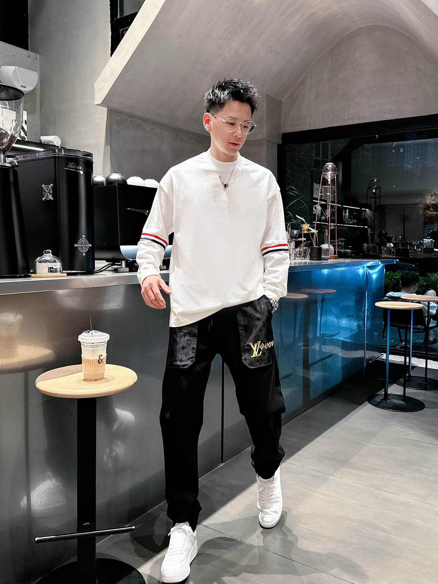  开春新品 Lv *合身版型M-XXXL
Y顶级黑色进口融合设计秋冬休闲长裤，精工剪裁独家打造，经典迪家