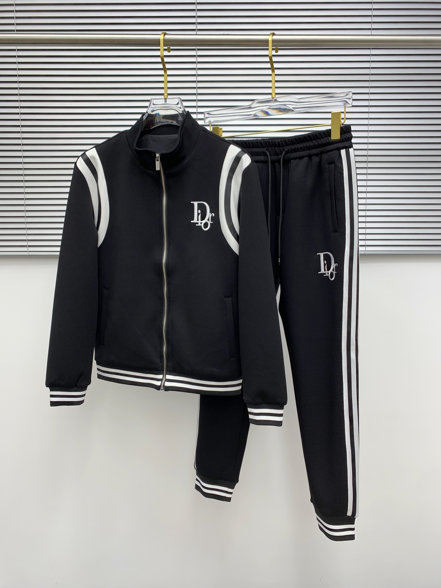 NO:519475,Dior Top set style 2025 autumn and winter style top imported private goods, perfect inside, customized imported fabrics The counter style is fashionable and luxurious, the quality is unquestionable, the upper body effect is excellent, the same style on the luxury official website Style counter size M-xxxl,,dior,alexander wang19860909迪奥 顶级套装版型 2025秋冬款顶级进口私货,内里完美包边,定制进口面料 专柜款时尚不失奢华 品质毋庸置疑 上身效果超赞,奢华官网同款 款式专柜尺码M-xxxl,,dior,alexander wang,Men's clothing