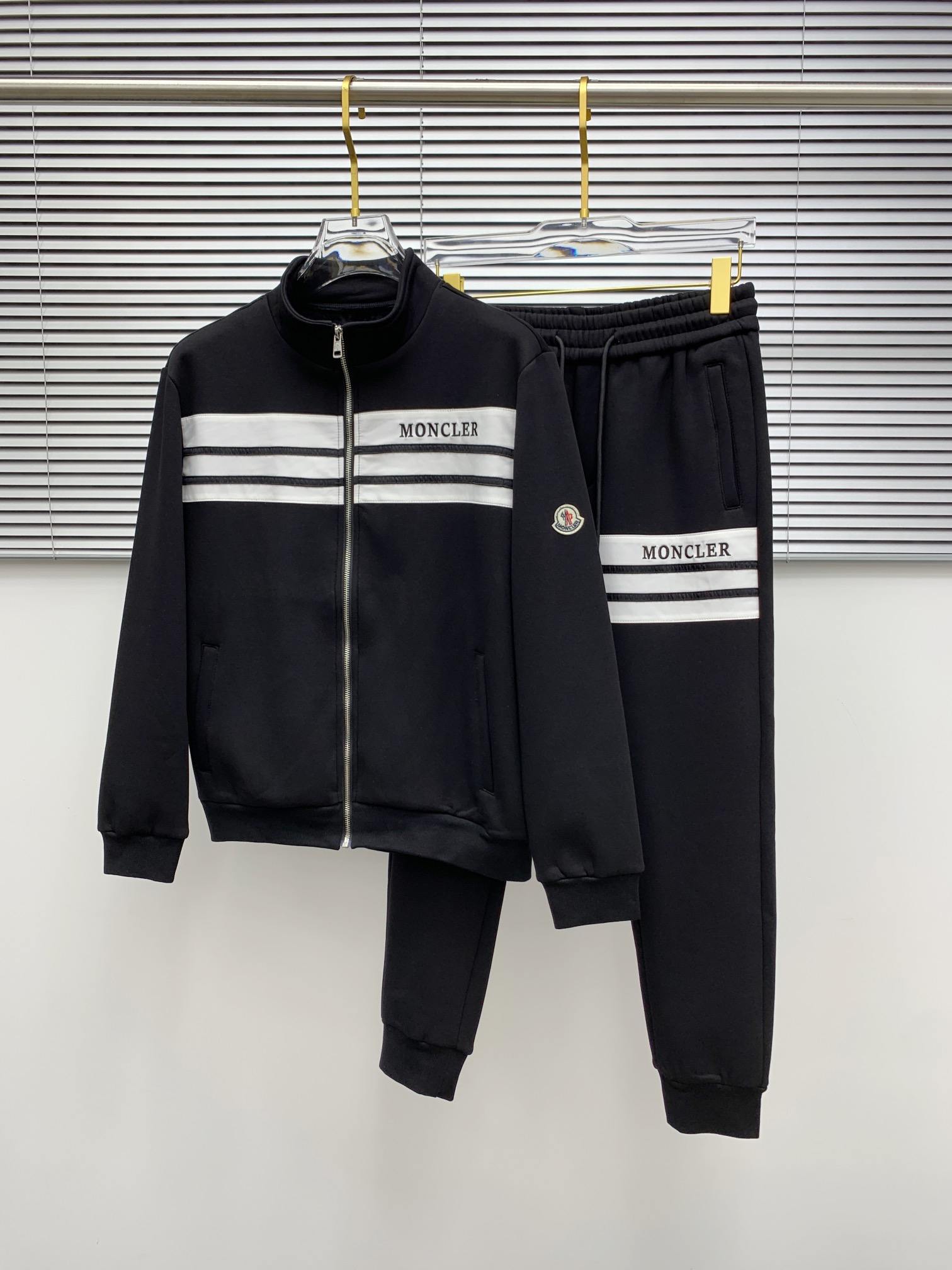 NO:519467,The top-grade set style of the velvet 2025 autumn and winter style, the top imported private goods, the inner is perfectly wrapped, customized imported fabric, the counter style is fashionable and luxurious, the quality is unquestionable, the upper body effect is excellent, the same style on the luxury official website, the style counter size M-xxxl,,Moncler,alexander wang19860909蒙口 加绒顶级套装版型 2025秋冬款顶级进口私货,内里完美包边,定制进口面料 专柜款时尚不失奢华 品质毋庸置疑 上身效果超赞,奢华官网同款 款式专柜尺码M-xxxl,,Moncler,alexander wang,Men's clothing